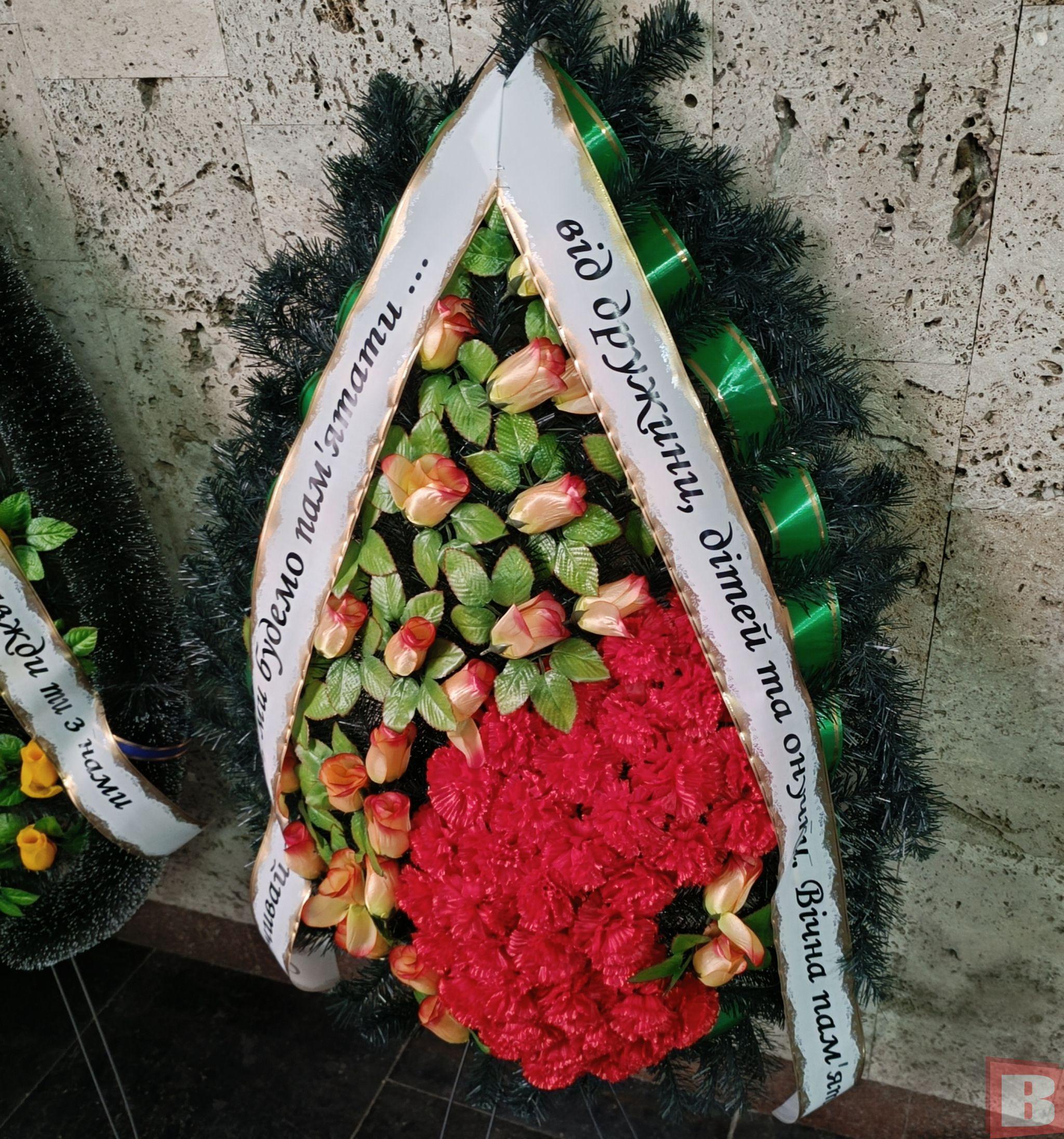 Новини Хмельницького - фото з Хмельницький попрощався з бойовим медиком Юрієм Буряковським. Без тата залишилось двоє доньок