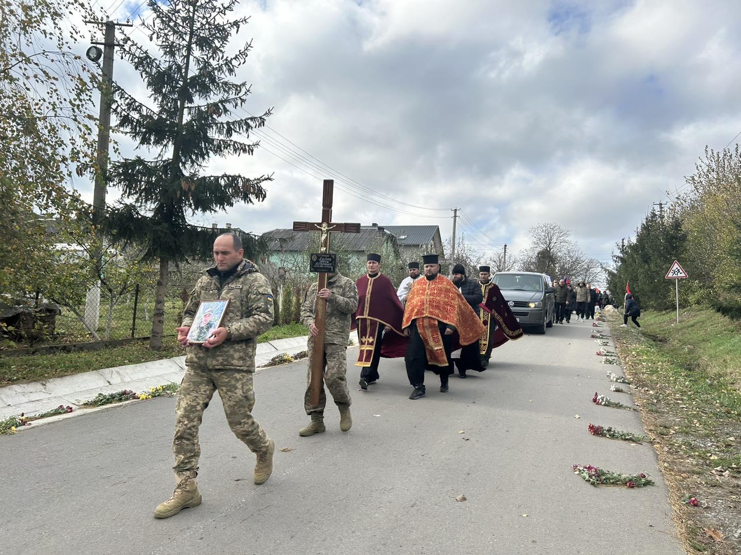 Новини Тернополя - фото з На Тернопільщині прощаються із загиблим воїном Юрієм Патрою
