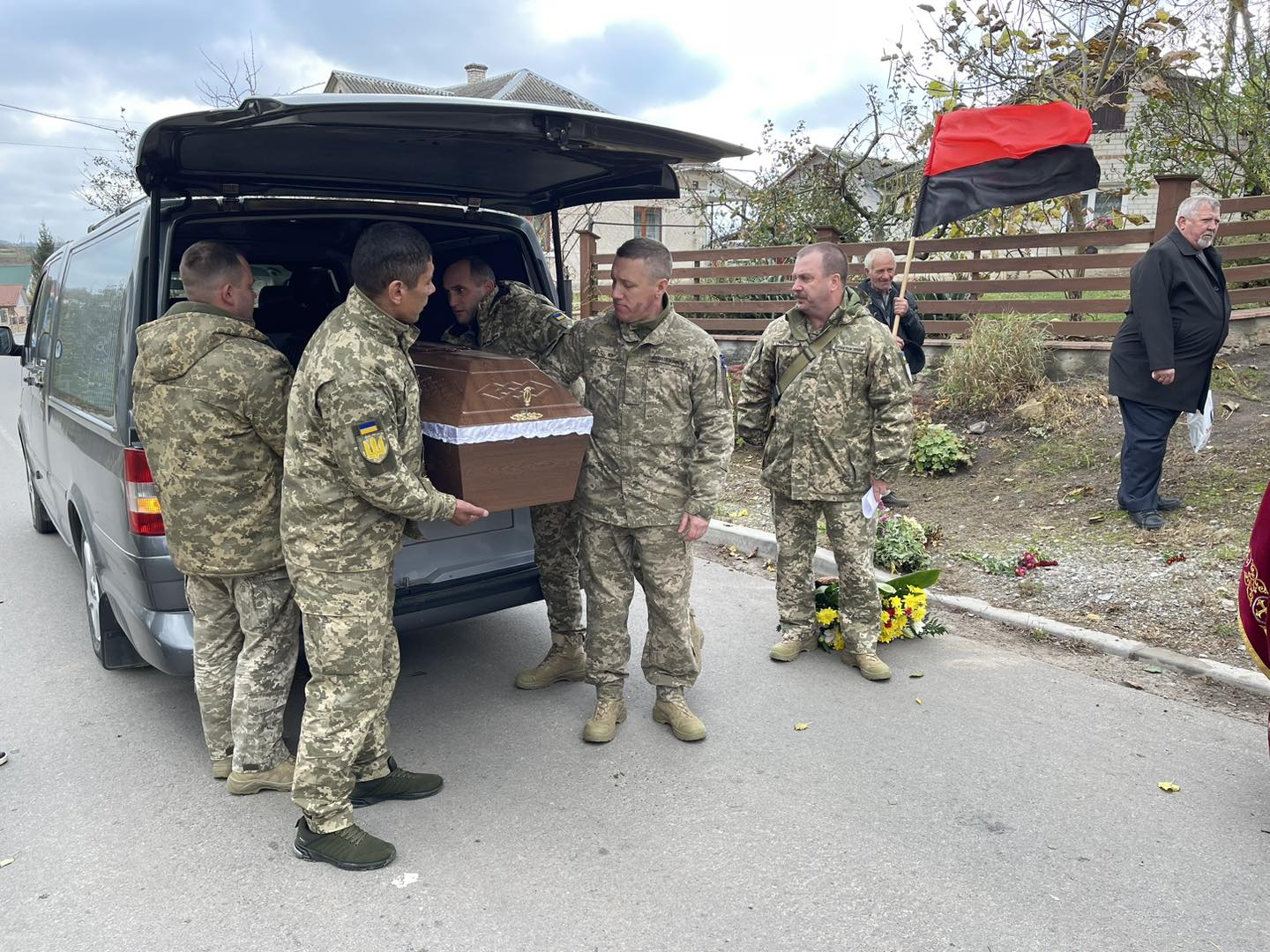Новини Тернополя - фото з На Тернопільщині прощаються із загиблим воїном Юрієм Патрою