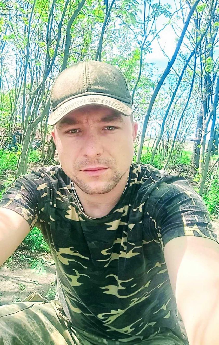 Новини Тернополя - фото з На Тернопільщині прощаються із загиблим воїном Юрієм Патрою На зображенні може бути: 1 особа та дерево