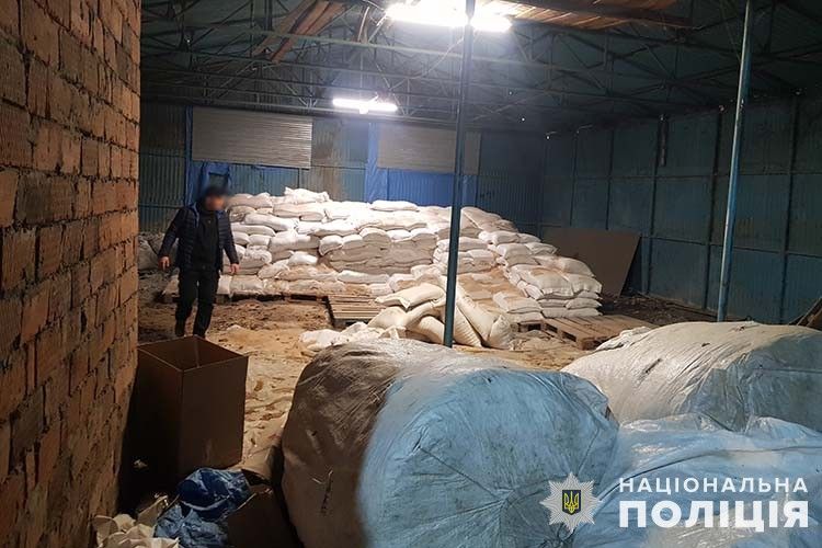 Новини Тернополя - фото з Поліцейські Тернопільщини викрили групу, яка незаконно виробляла сигарети