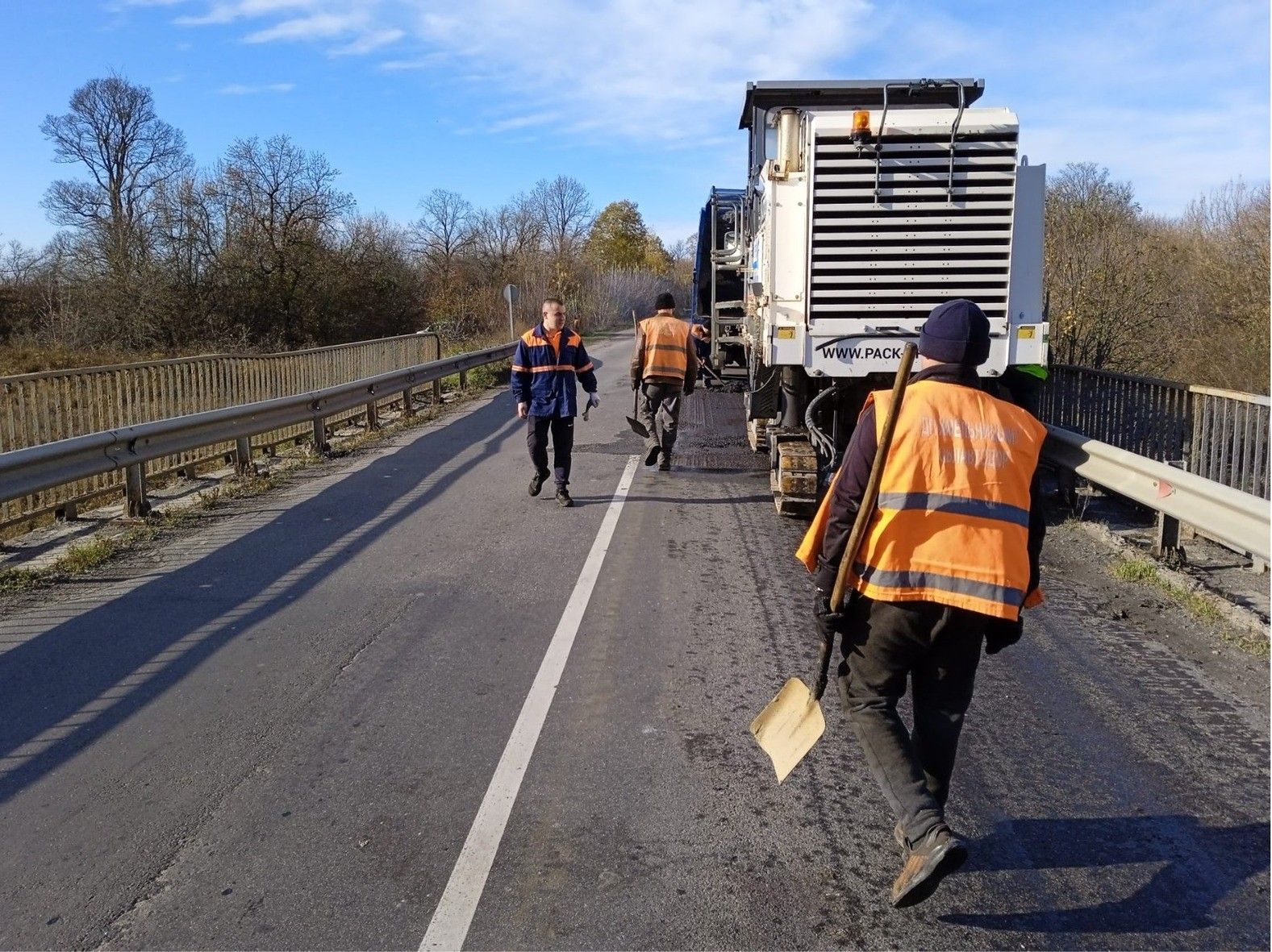 Новини Хмельницького - фото з Дорожники “латають” ями на чотирьох трасах в області. Де саме? (ФОТО)