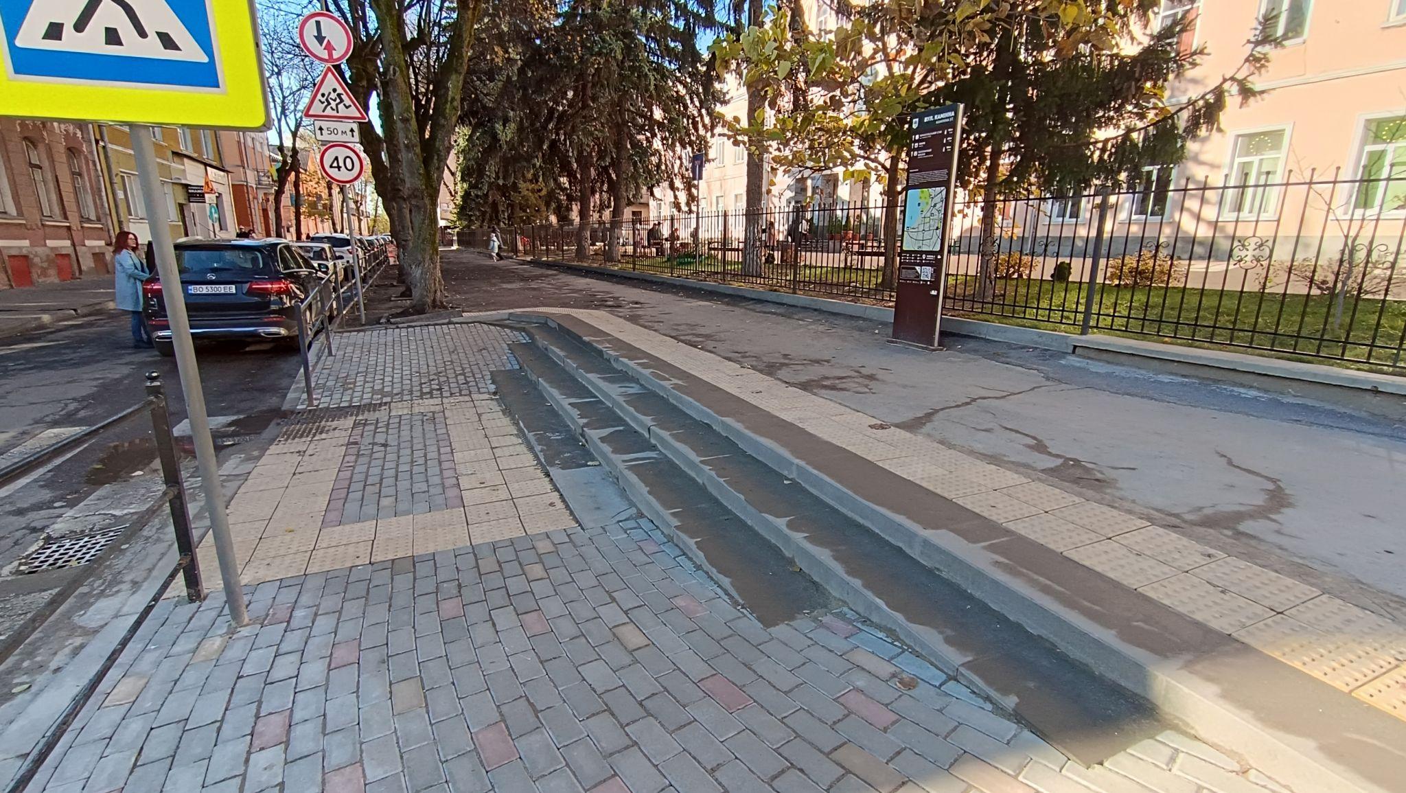 Новини Тернополя - фото з Біля 5 школи закінчили роботи з пониження тротуару: фото дня