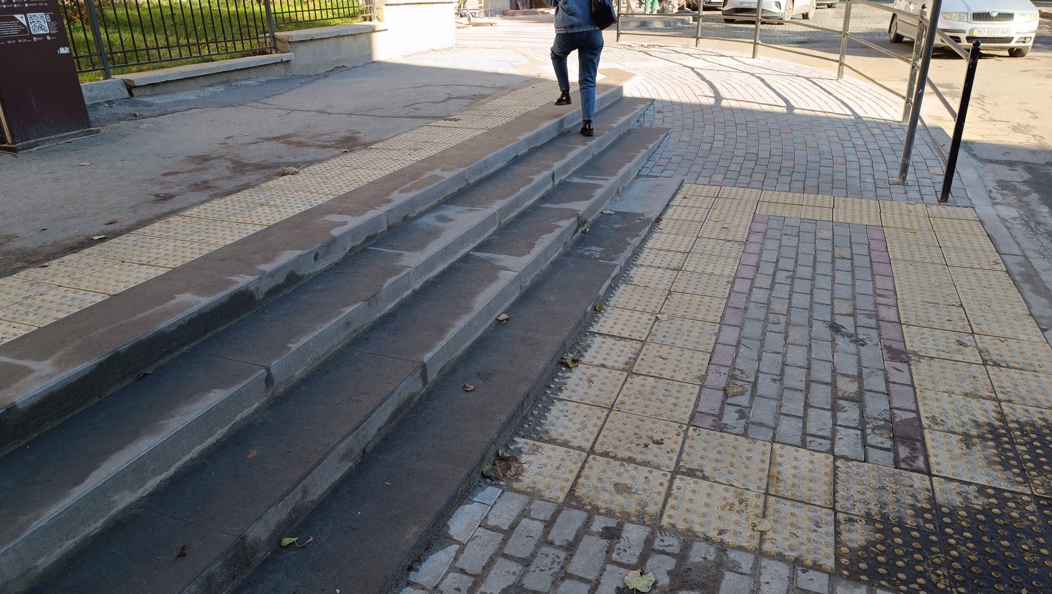 Новини Тернополя - фото з Біля 5 школи закінчили роботи з пониження тротуару: фото дня