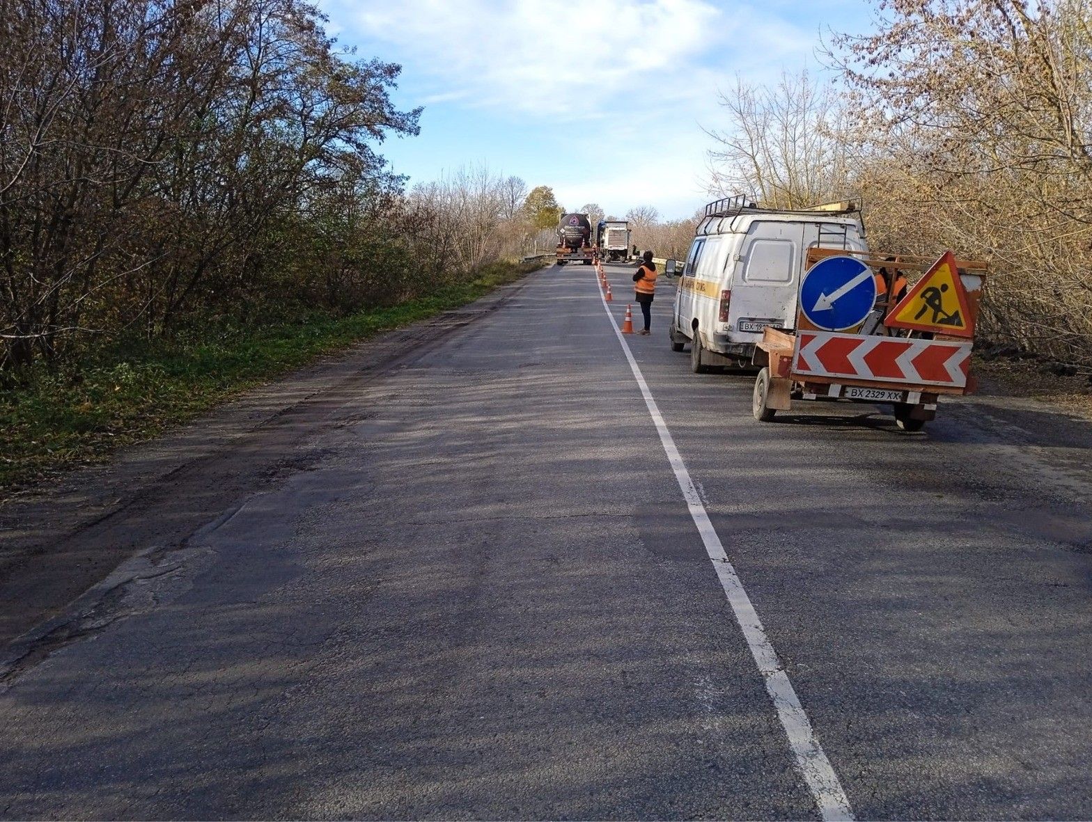 Новини Хмельницького - фото з Дорожники “латають” ями на чотирьох трасах в області. Де саме? (ФОТО)