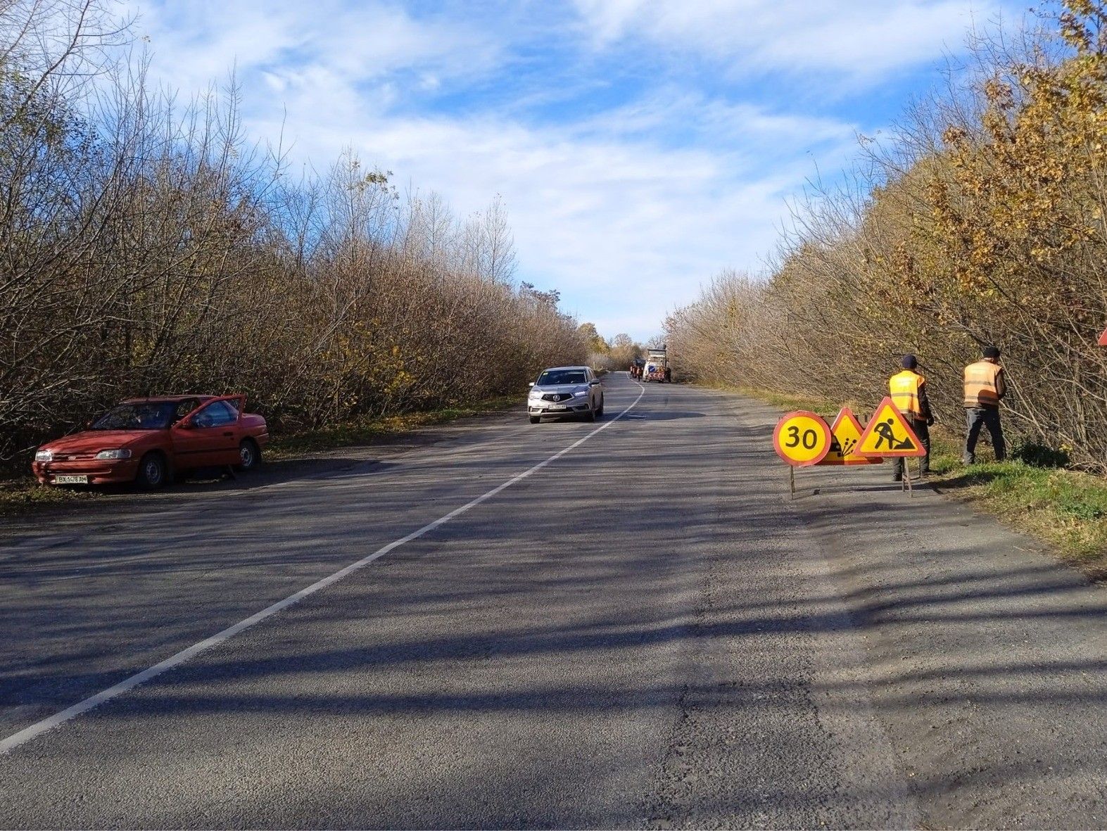 Новини Хмельницького - фото з Дорожники “латають” ями на чотирьох трасах в області. Де саме? (ФОТО)