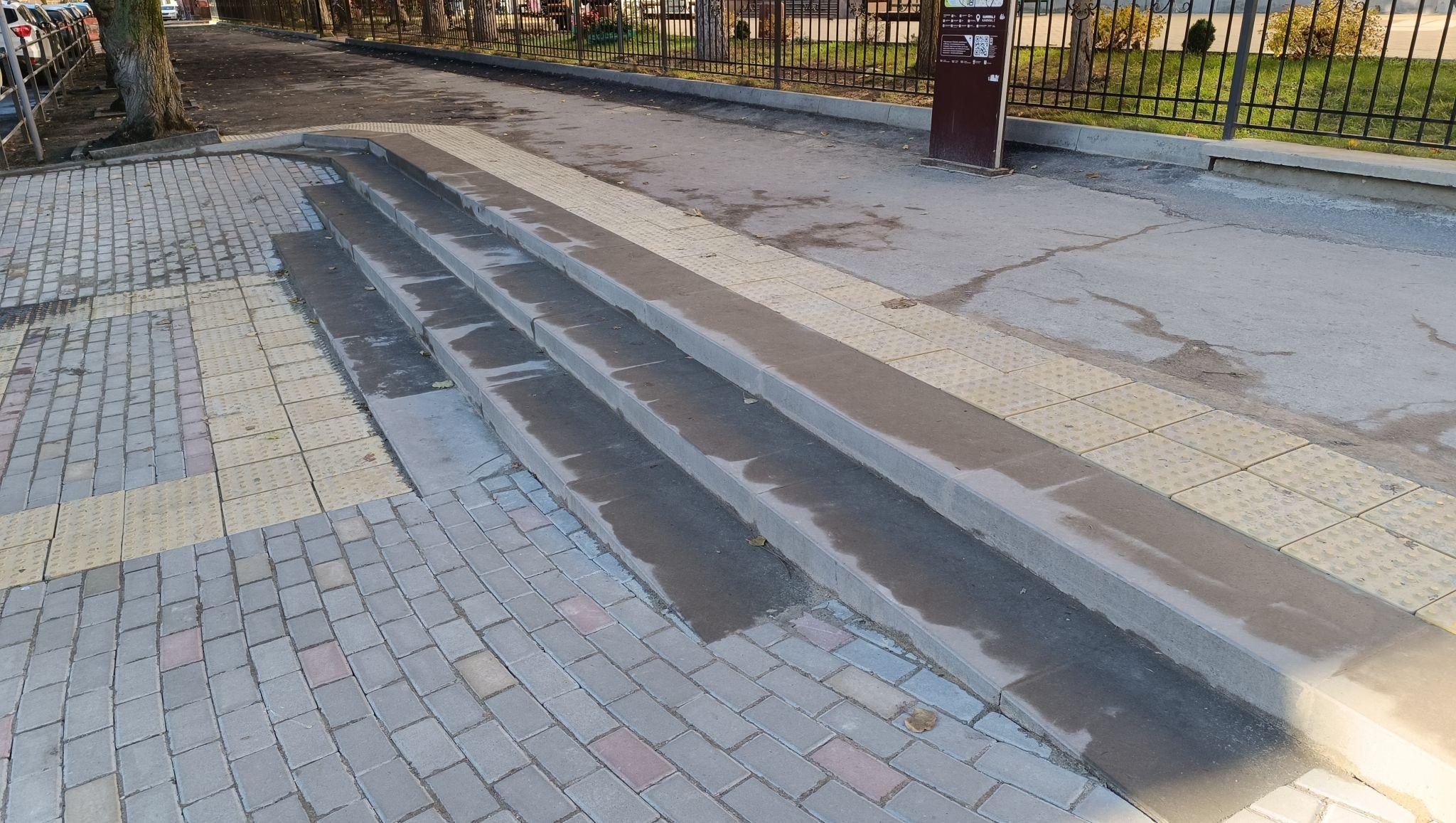 Новини Тернополя - фото з Біля 5 школи закінчили роботи з пониження тротуару: фото дня