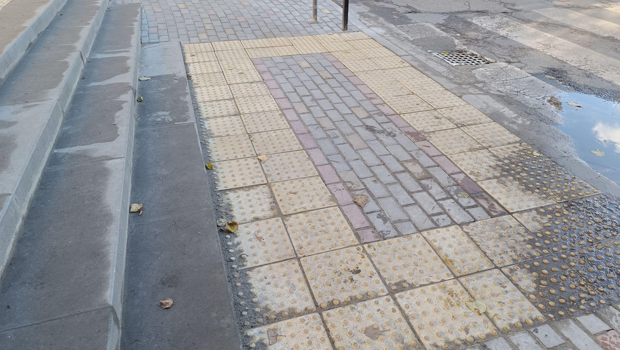 Новини Тернополя - фото з Біля 5 школи закінчили роботи з пониження тротуару: фото дня