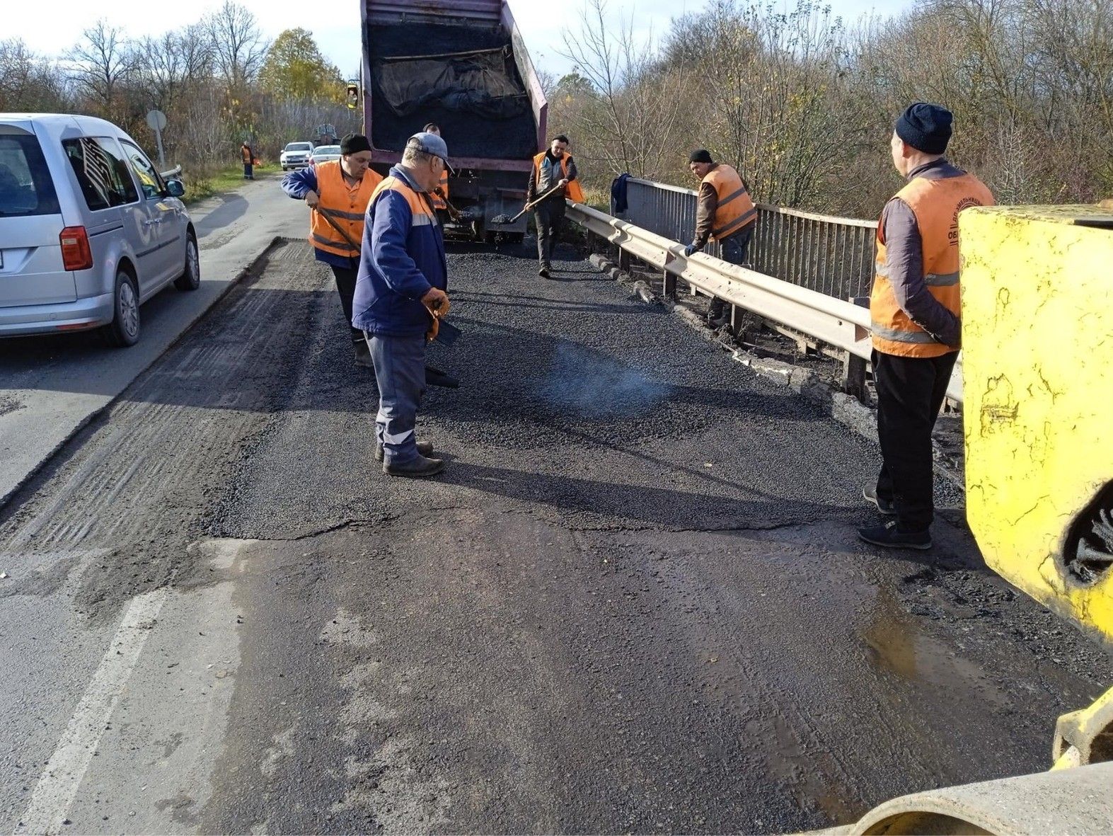 Новини Хмельницького - фото з Дорожники “латають” ями на чотирьох трасах в області. Де саме? (ФОТО)