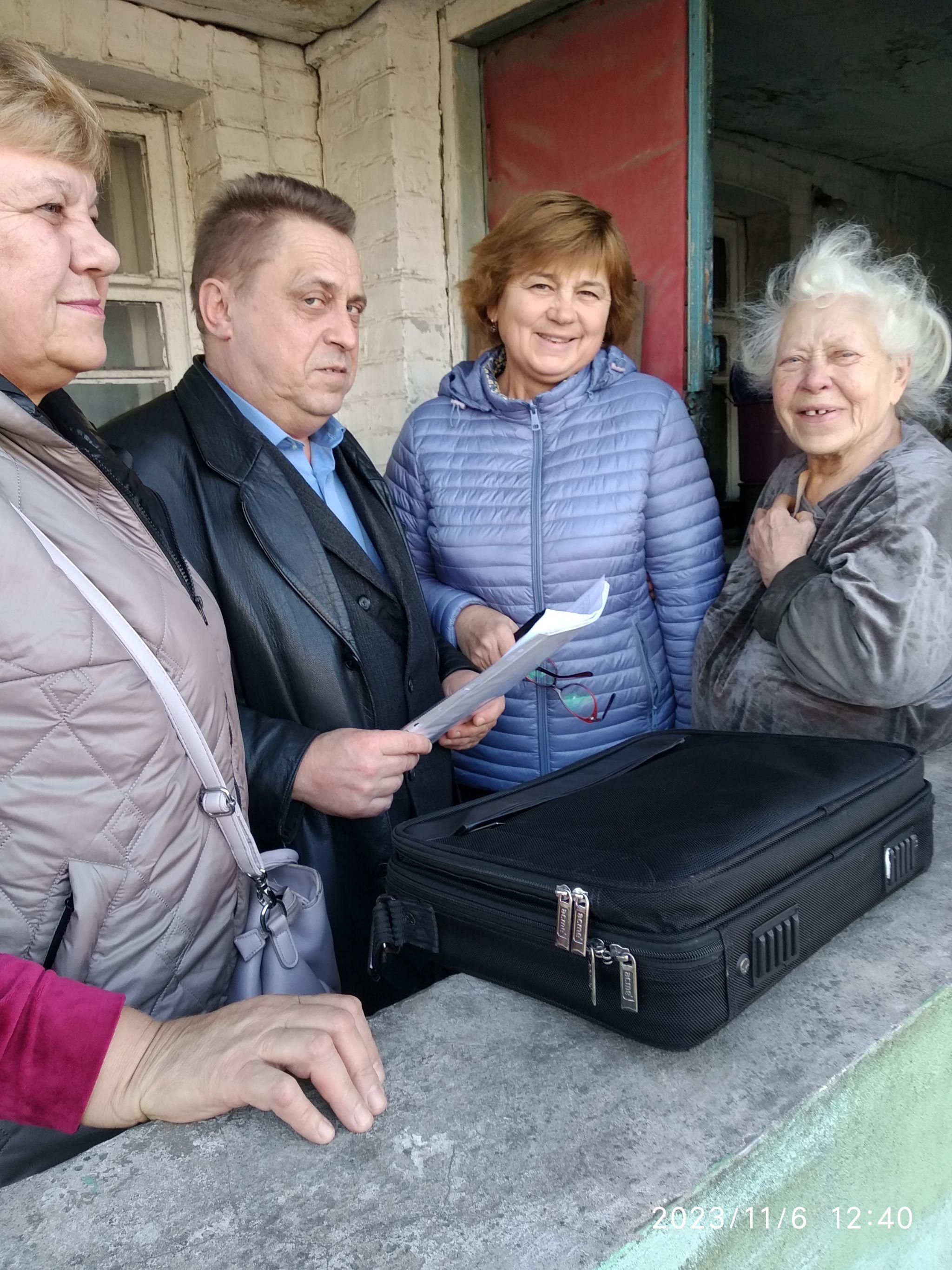 Новини Вінниці - фото з Подарунками підтримали незрячих вінничан, які мають проблеми із пересуванням