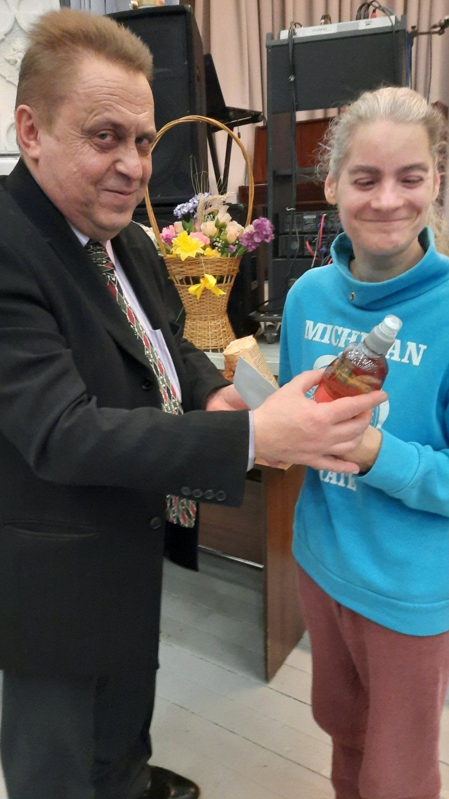 Новини Вінниці - фото з Подарунками підтримали незрячих вінничан, які мають проблеми із пересуванням