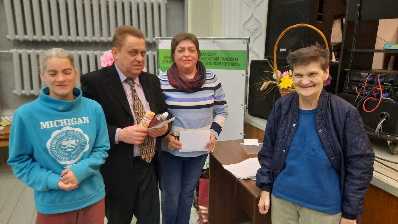 Новини Вінниці - фото з Подарунками підтримали незрячих вінничан, які мають проблеми із пересуванням