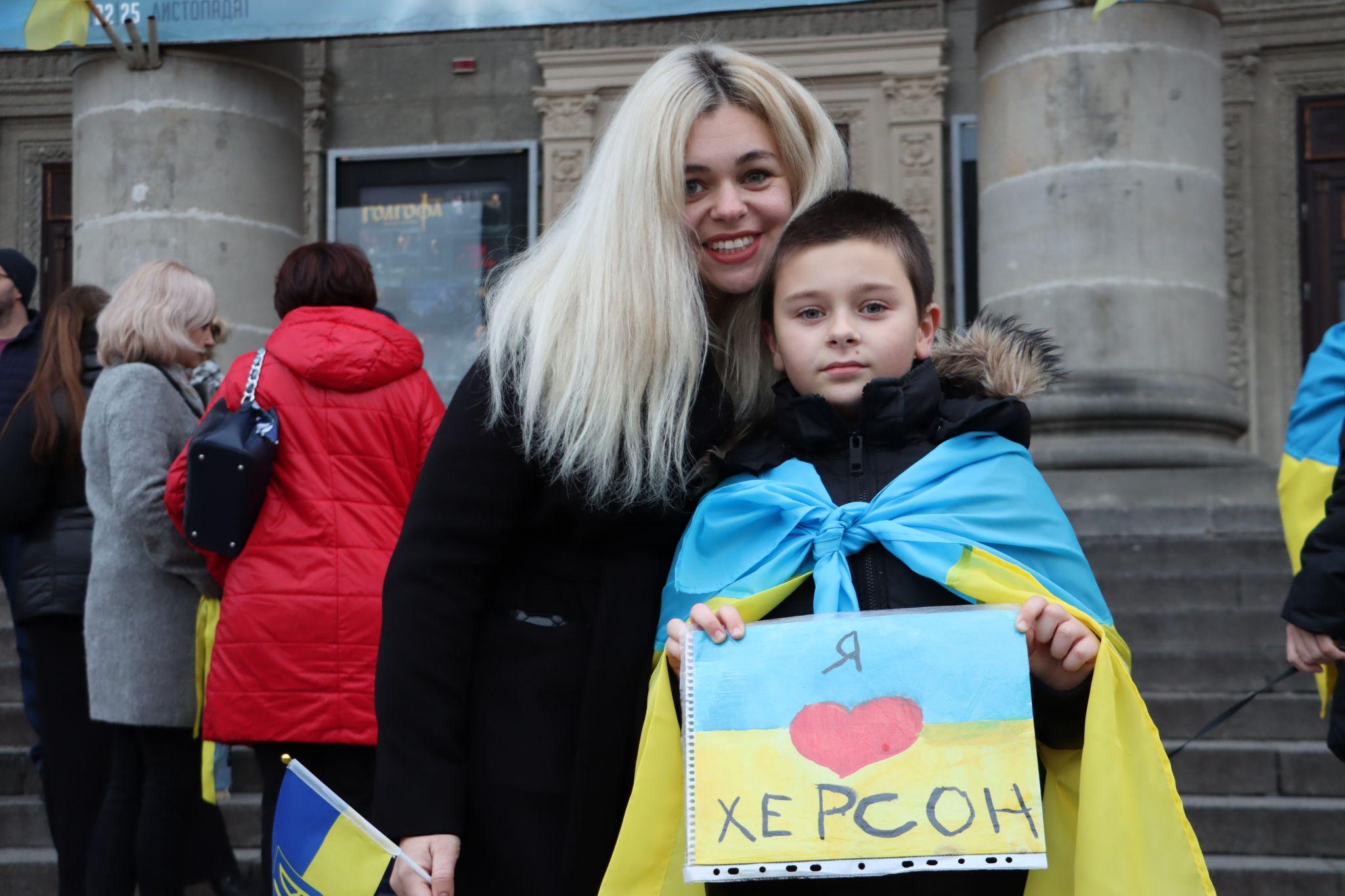 Новини Тернополя - фото з На Театральному майдані відзначили річницю звільнення Херсона: репортаж