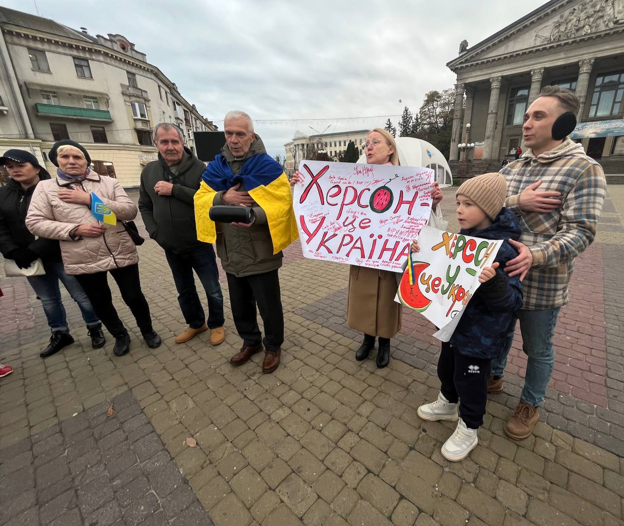 Новини Тернополя - фото з На Театральному майдані відзначили річницю звільнення Херсона: репортаж