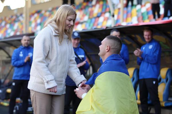 Новини Тернополя - фото з Футболіст із Тернополя освідчився коханій перед матчем