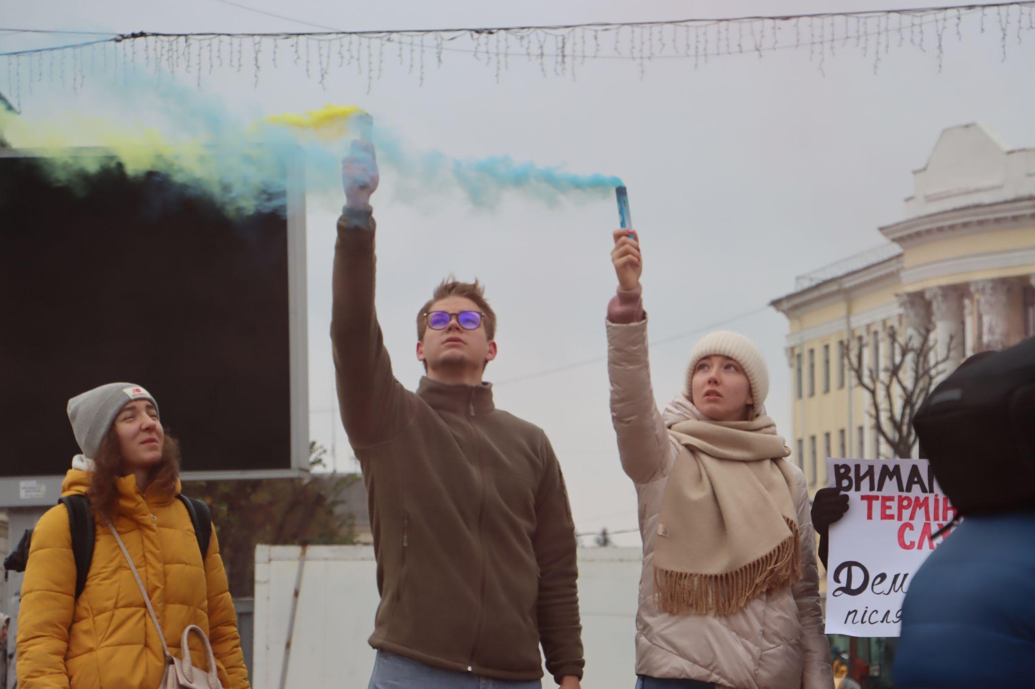 Новини Тернополя - фото з Матері і дружини військових мітингували на Театральному майдані: репортаж