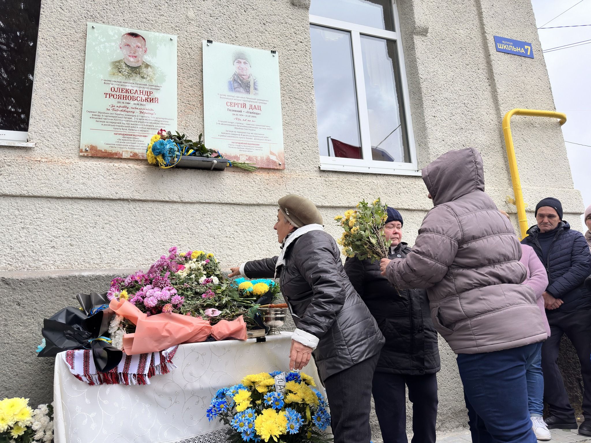 Новини Хмельницького - фото з У Волочиську встановили меморіальну дошку загиблому Сергію Дацу