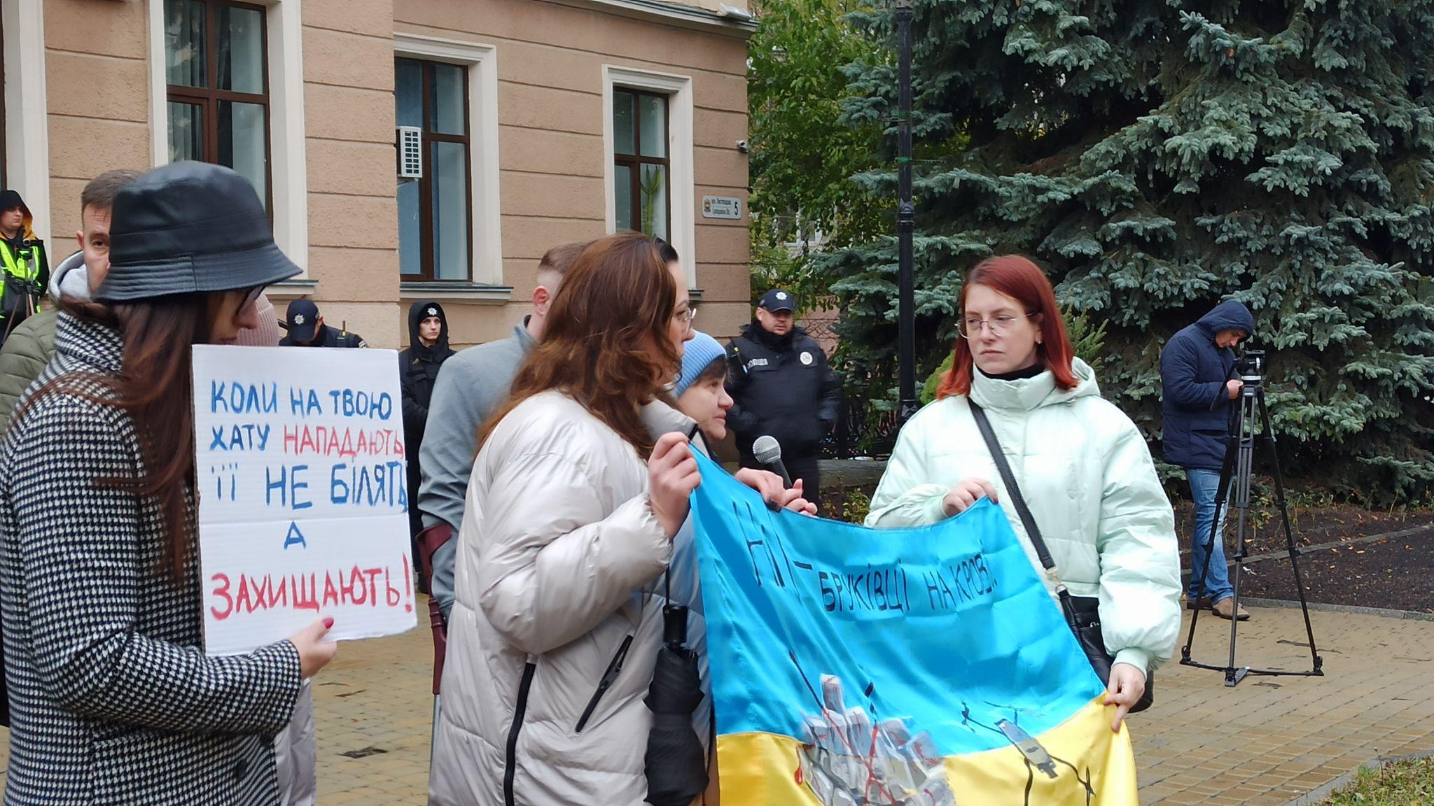 Новини Тернополя - фото з «Дорогу до перемоги бруківкою не прокладеш»: тернополяни знову мітингували біля міської ради