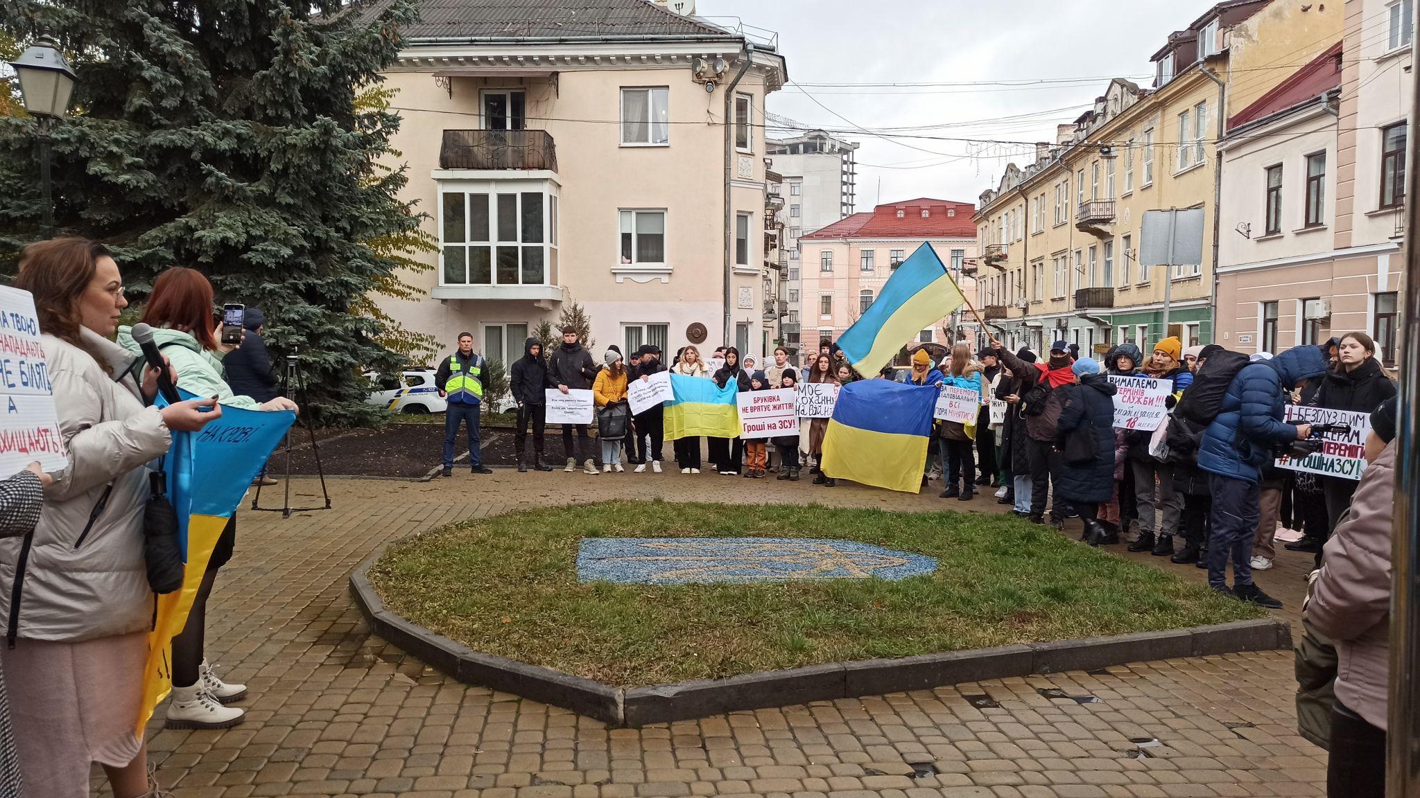 Новини Тернополя - фото з «Дорогу до перемоги бруківкою не прокладеш»: тернополяни знову мітингували біля міської ради