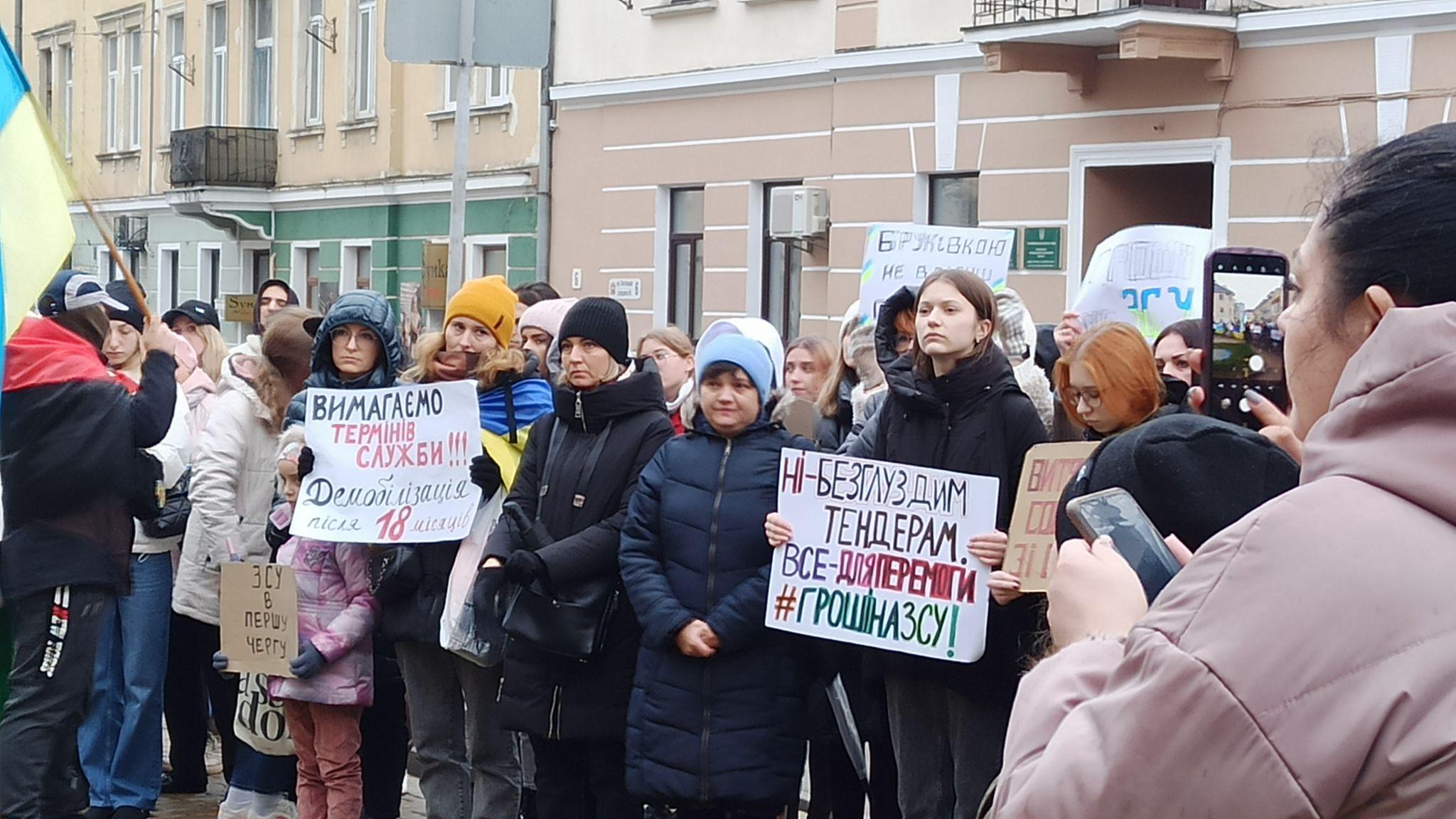 Новини Тернополя - фото з «Дорогу до перемоги бруківкою не прокладеш»: тернополяни знову мітингували біля міської ради
