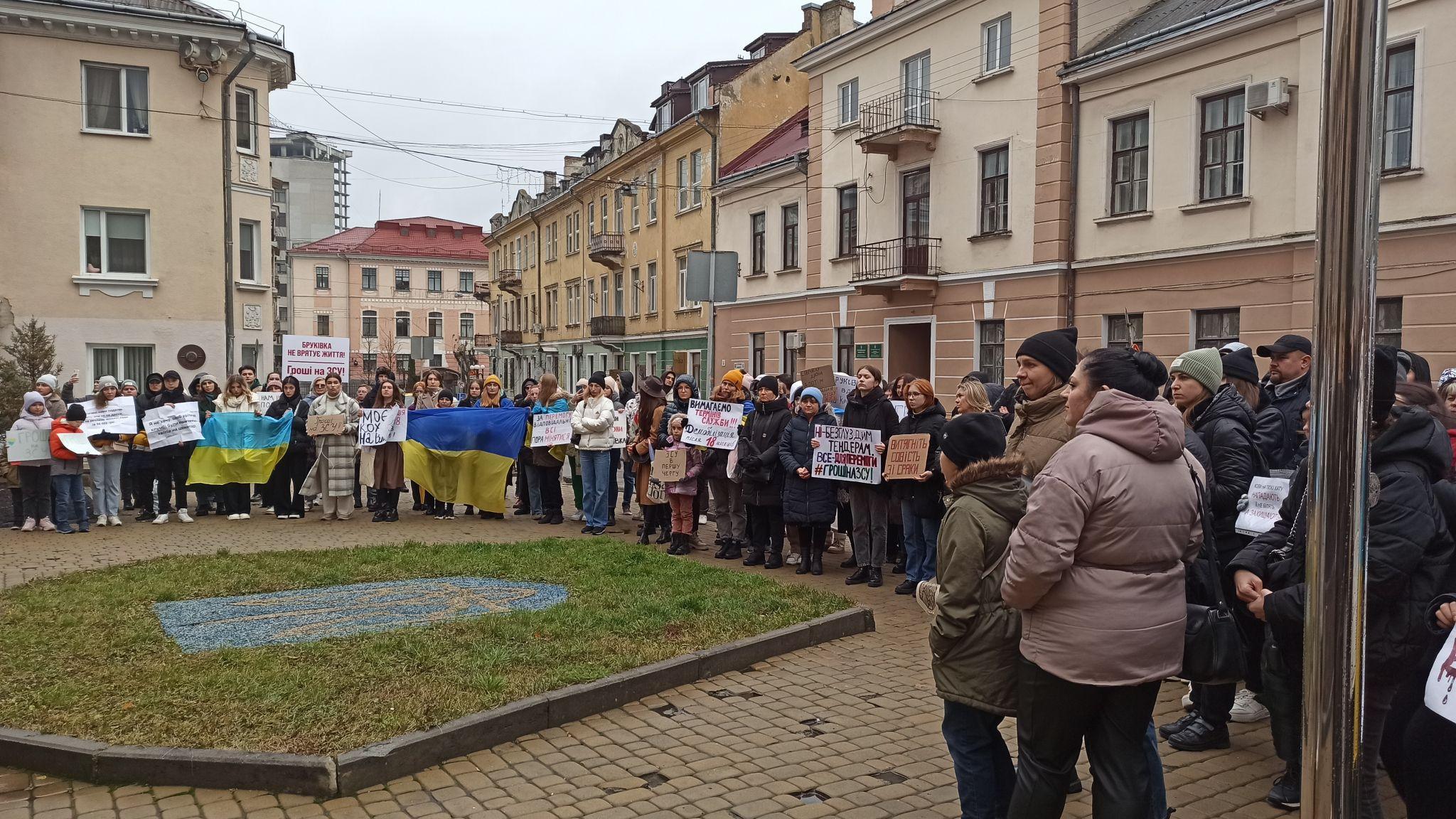 Новини Тернополя - фото з «Дорогу до перемоги бруківкою не прокладеш»: тернополяни знову мітингували біля міської ради