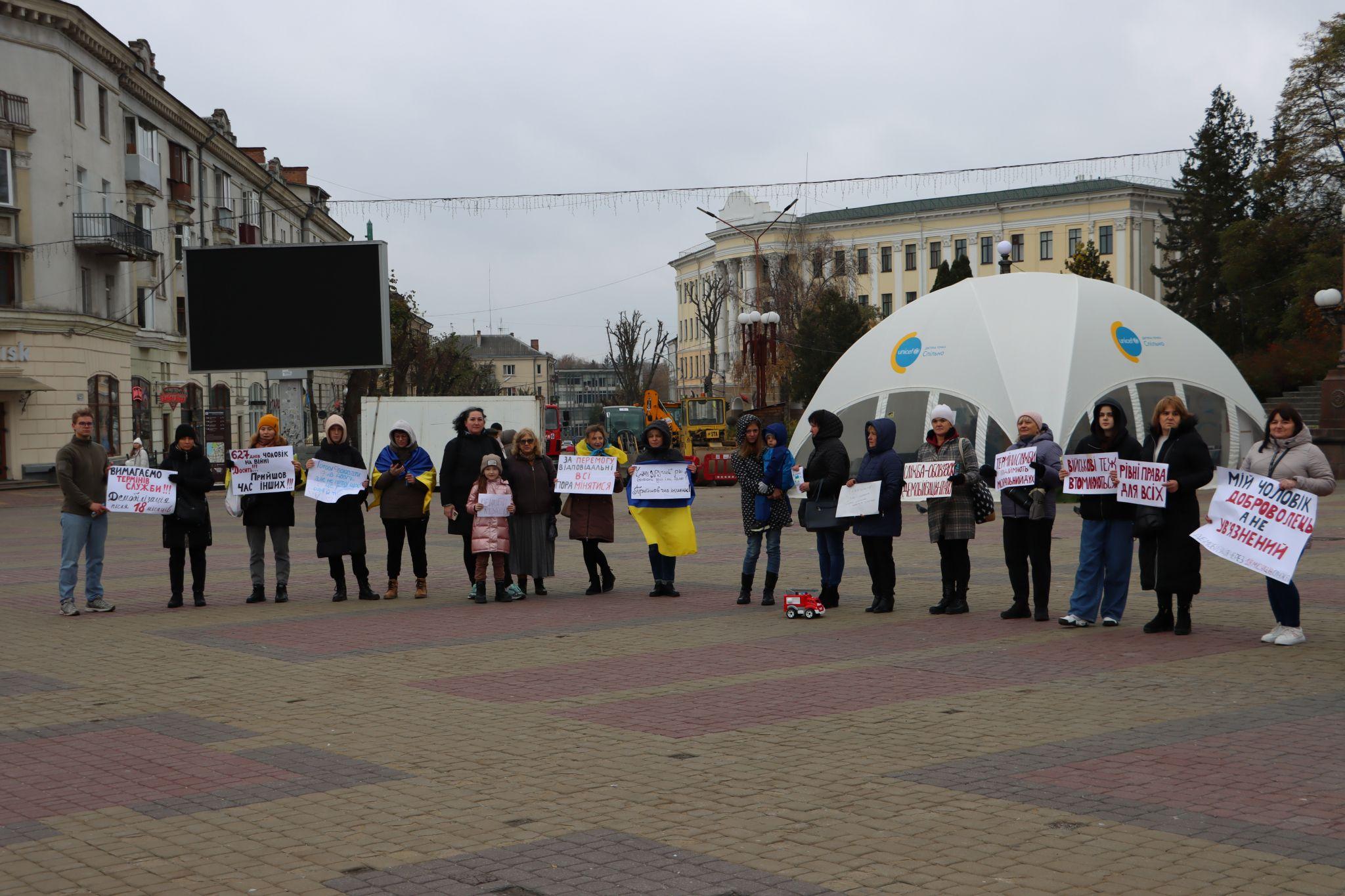 Новини Тернополя - фото з Матері і дружини військових мітингували на Театральному майдані: репортаж