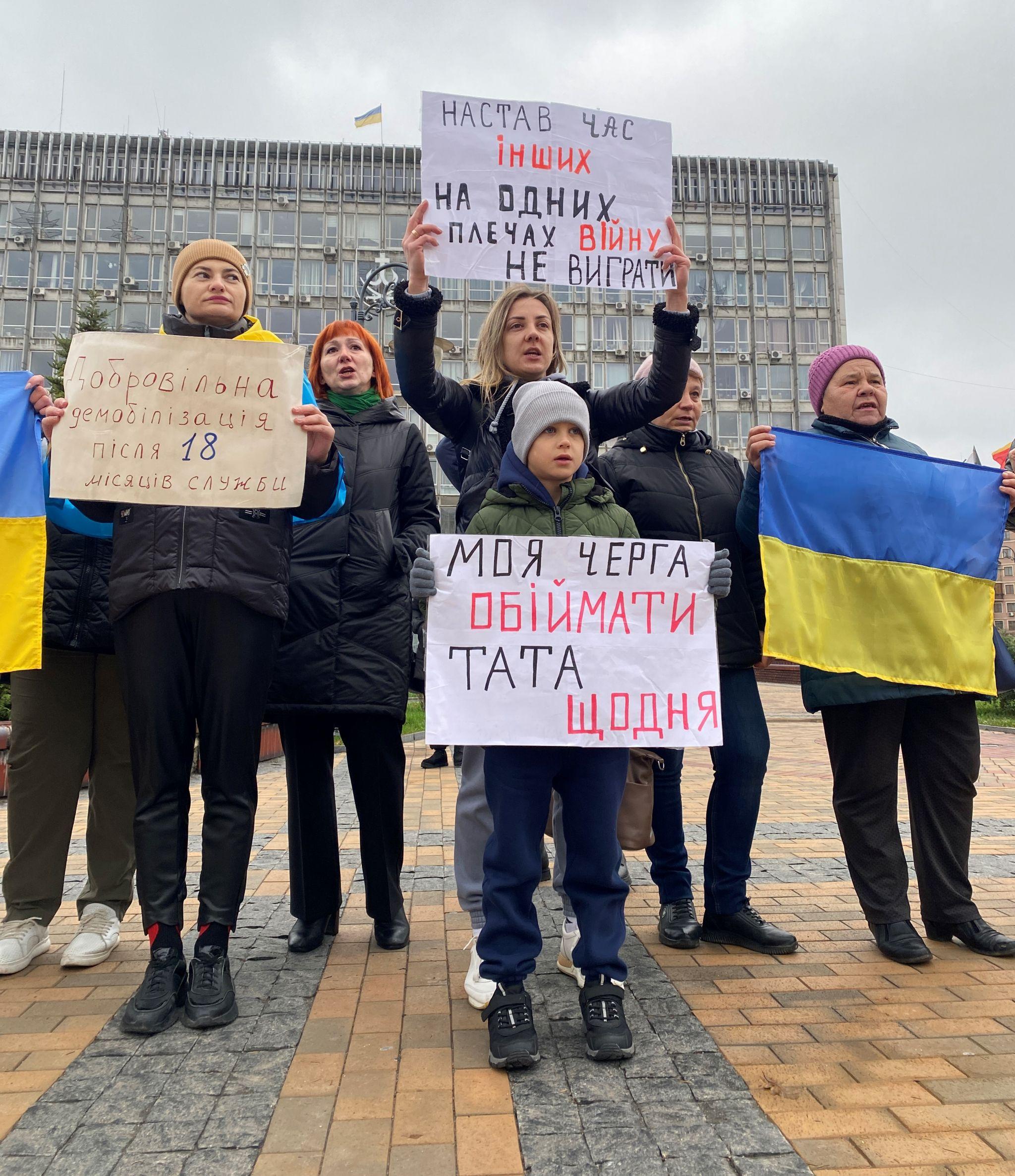 Новини Вінниці - фото з «Моя черга обіймати тата щодня»: рідні військових вийшли на акцію за право на демобілізацію
