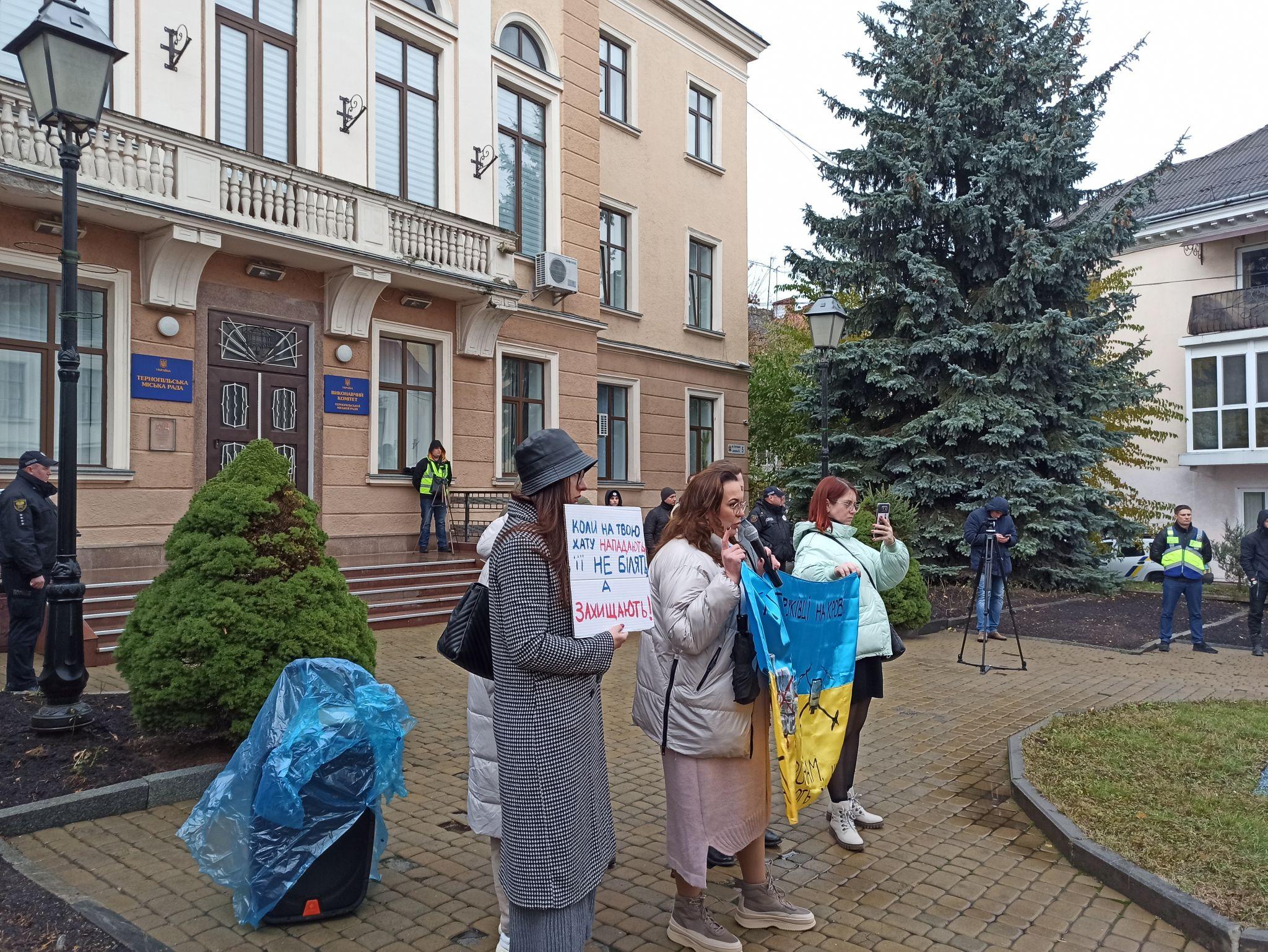 Новини Тернополя - фото з «Дорогу до перемоги бруківкою не прокладеш»: тернополяни знову мітингували біля міської ради