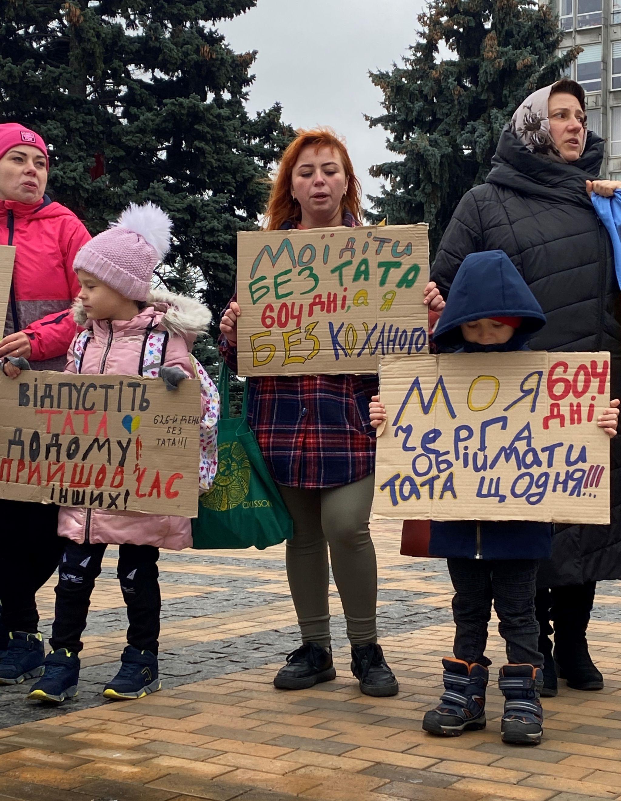 Новини Вінниці - фото з «Моя черга обіймати тата щодня»: рідні військових вийшли на акцію за право на демобілізацію