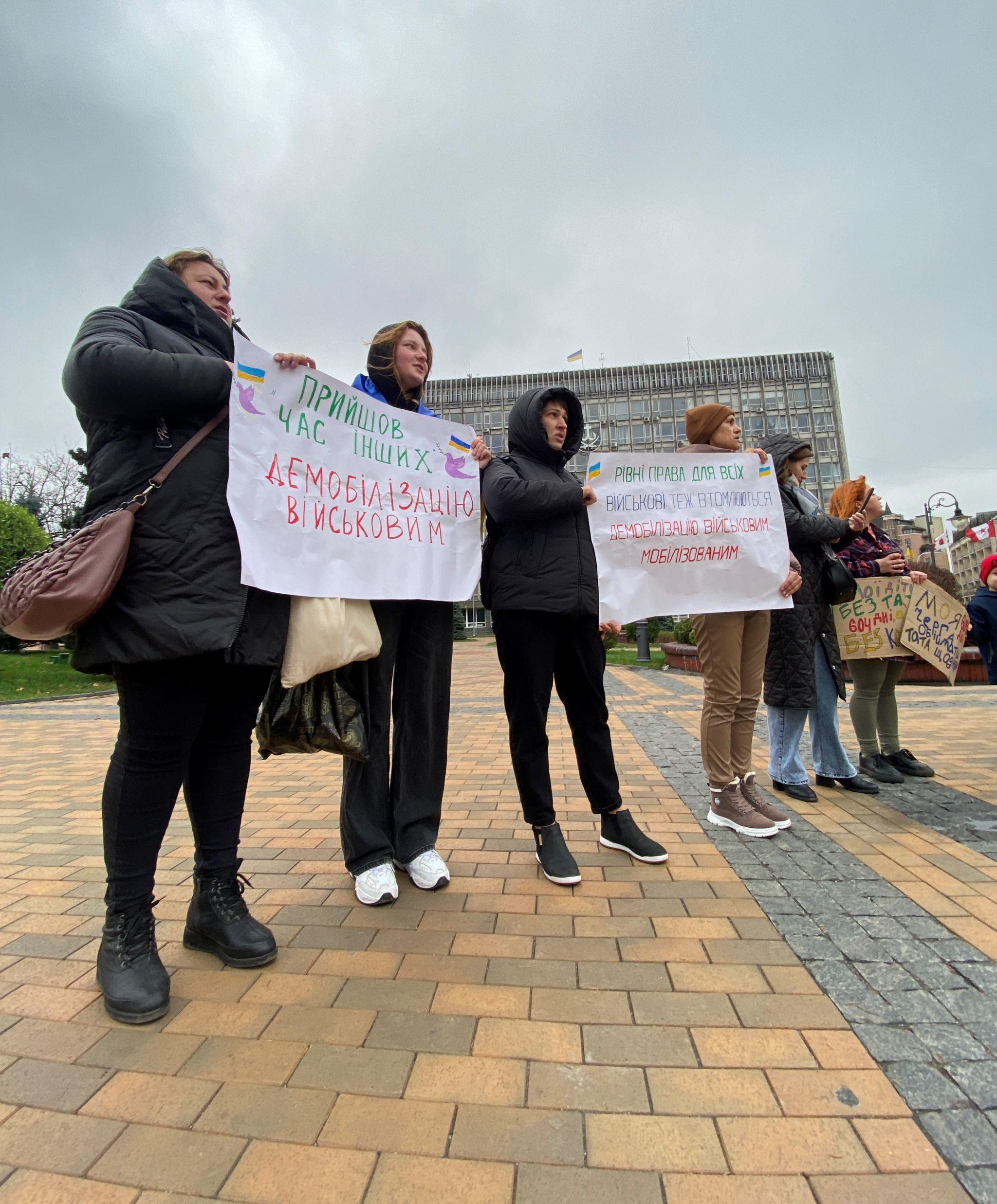 Моя черга обіймати тата щодня рідні військових вийшли на акцію за право на демобілізацію 20