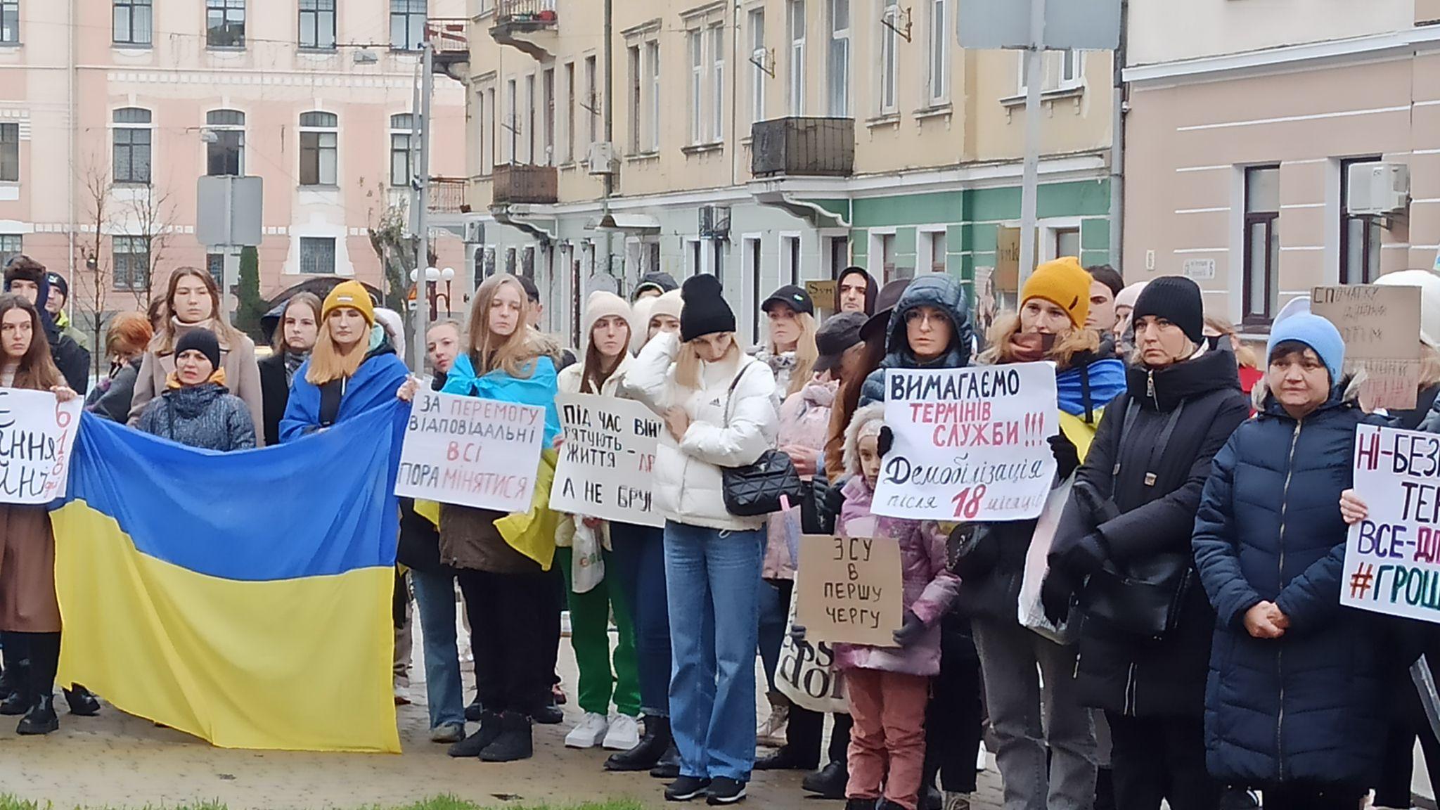 Новини Тернополя - фото з «Дорогу до перемоги бруківкою не прокладеш»: тернополяни знову мітингували біля міської ради
