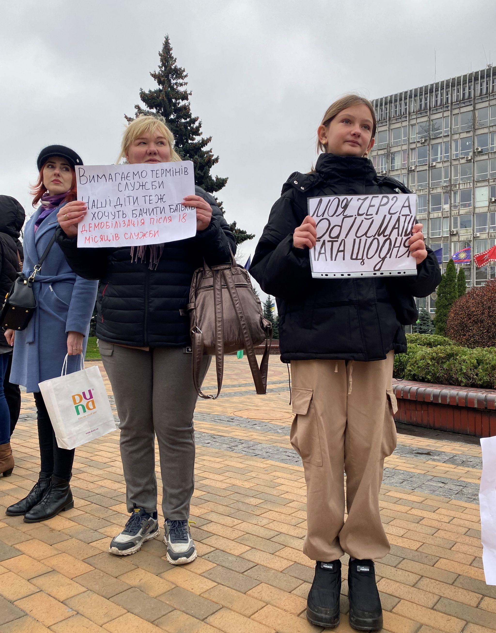 Новини Вінниці - фото з «Моя черга обіймати тата щодня»: рідні військових вийшли на акцію за право на демобілізацію