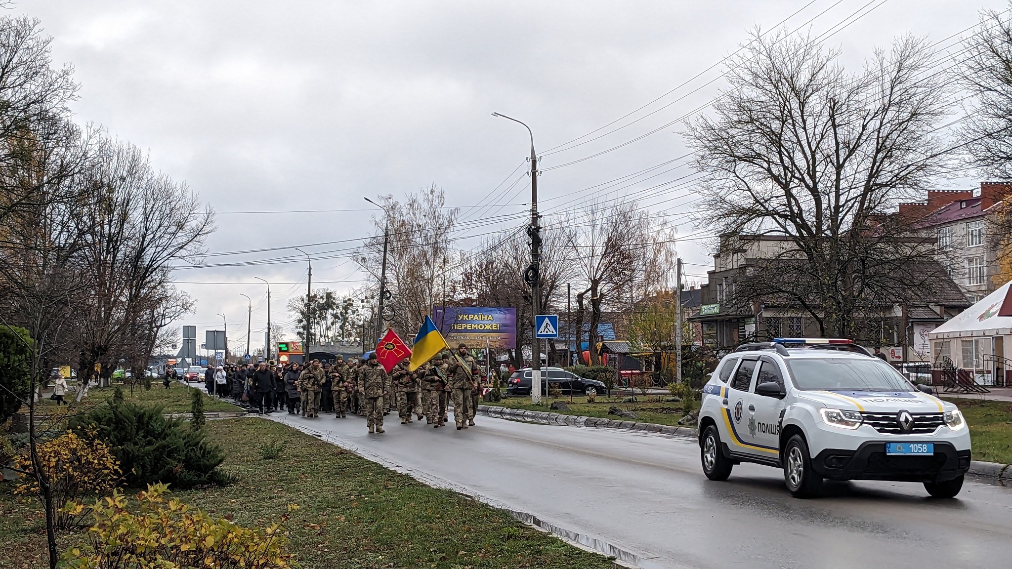 На зображенні може бути: 1 особа, швидка допомога, вулиця, дорога та текст «f 1058»