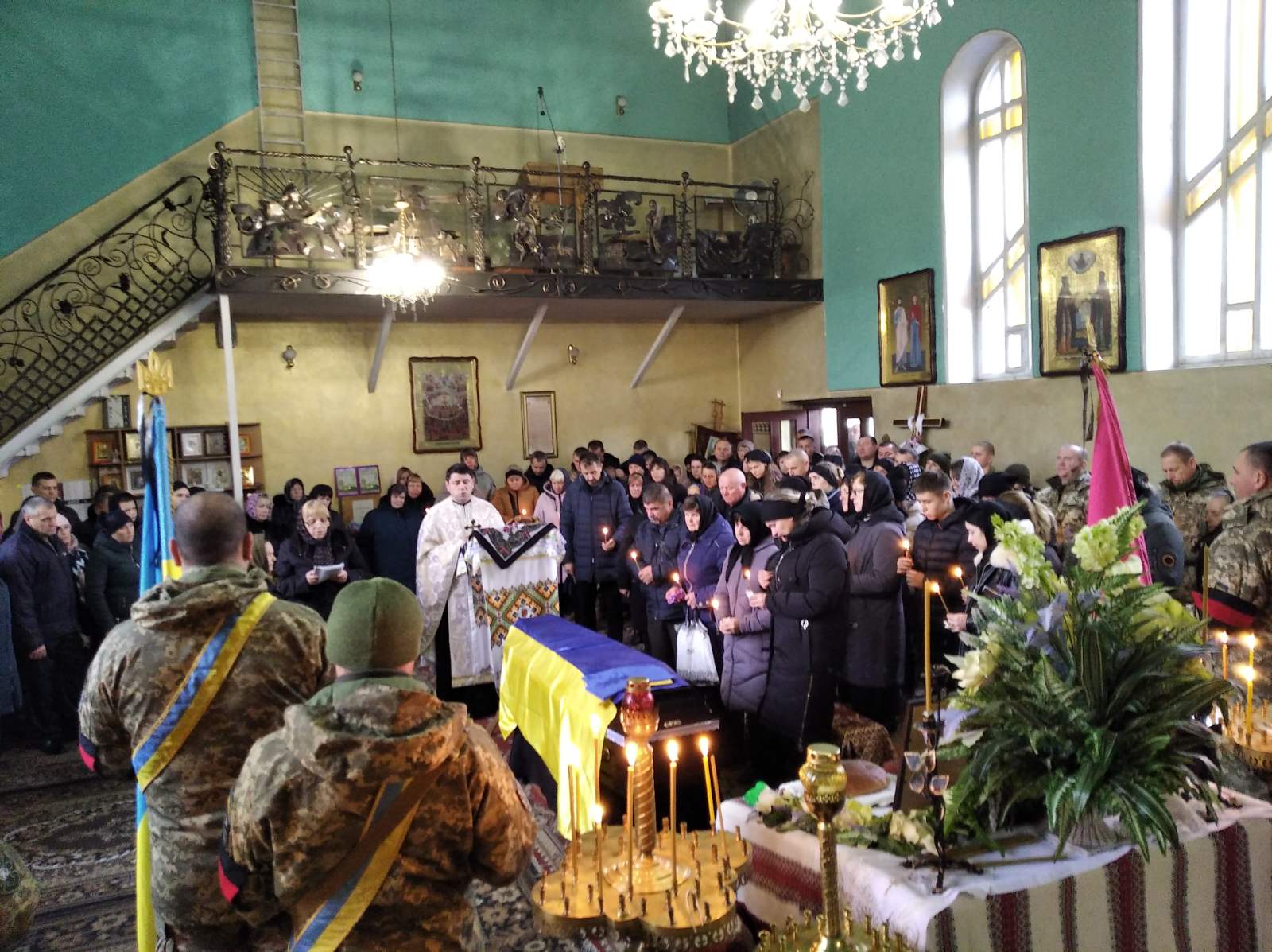 На зображенні може бути: 5 людей