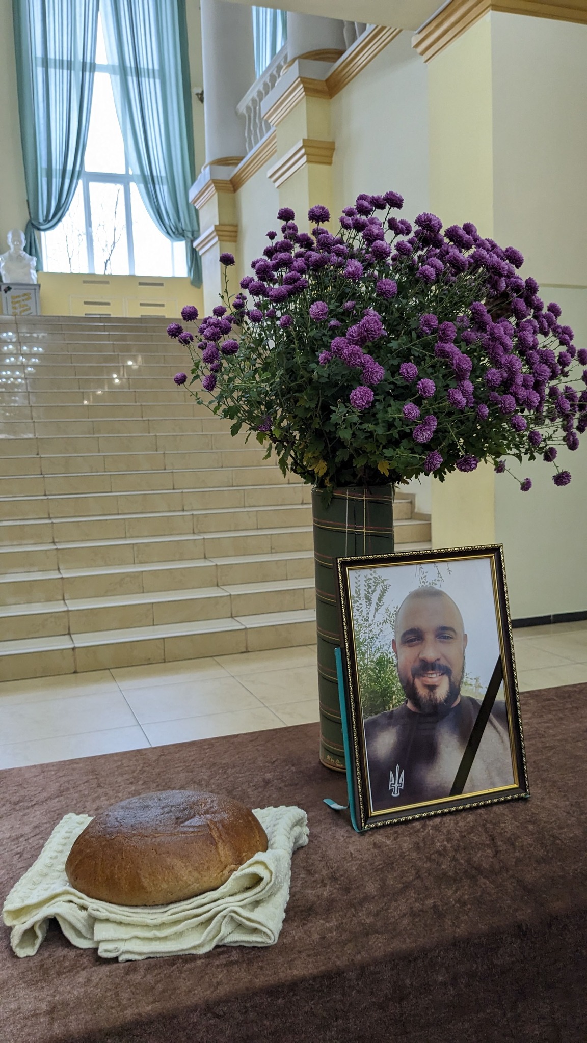 На зображенні може бути: 1 особа та квітка