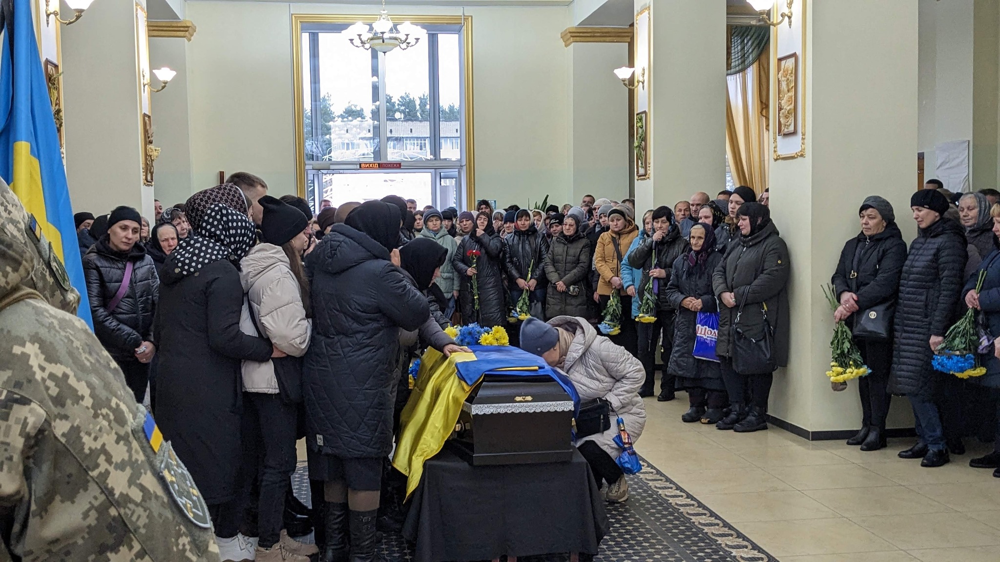 На зображенні може бути: 8 людей, натовп та текст