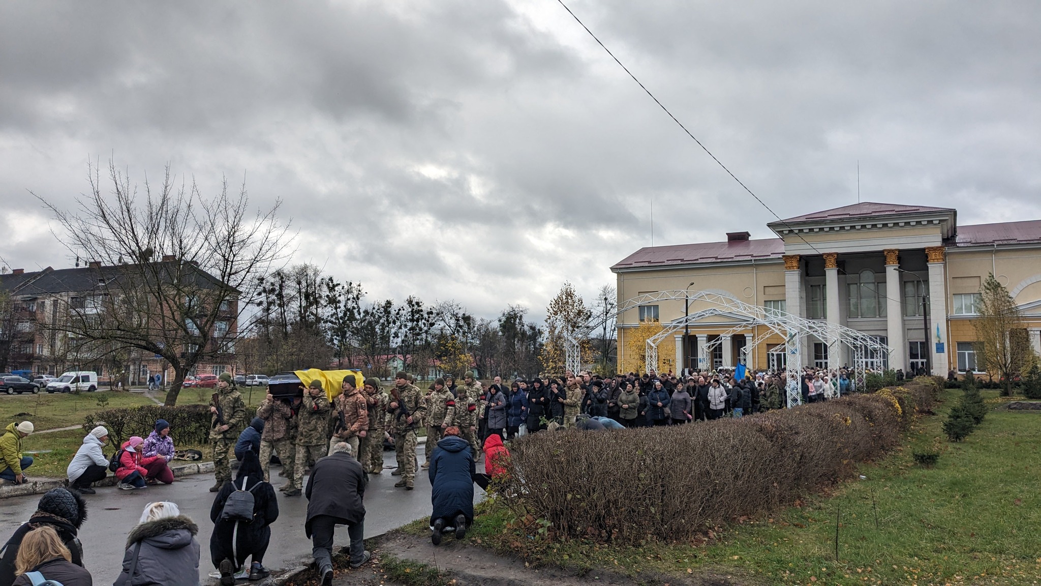На зображенні може бути: 3 людини та натовп