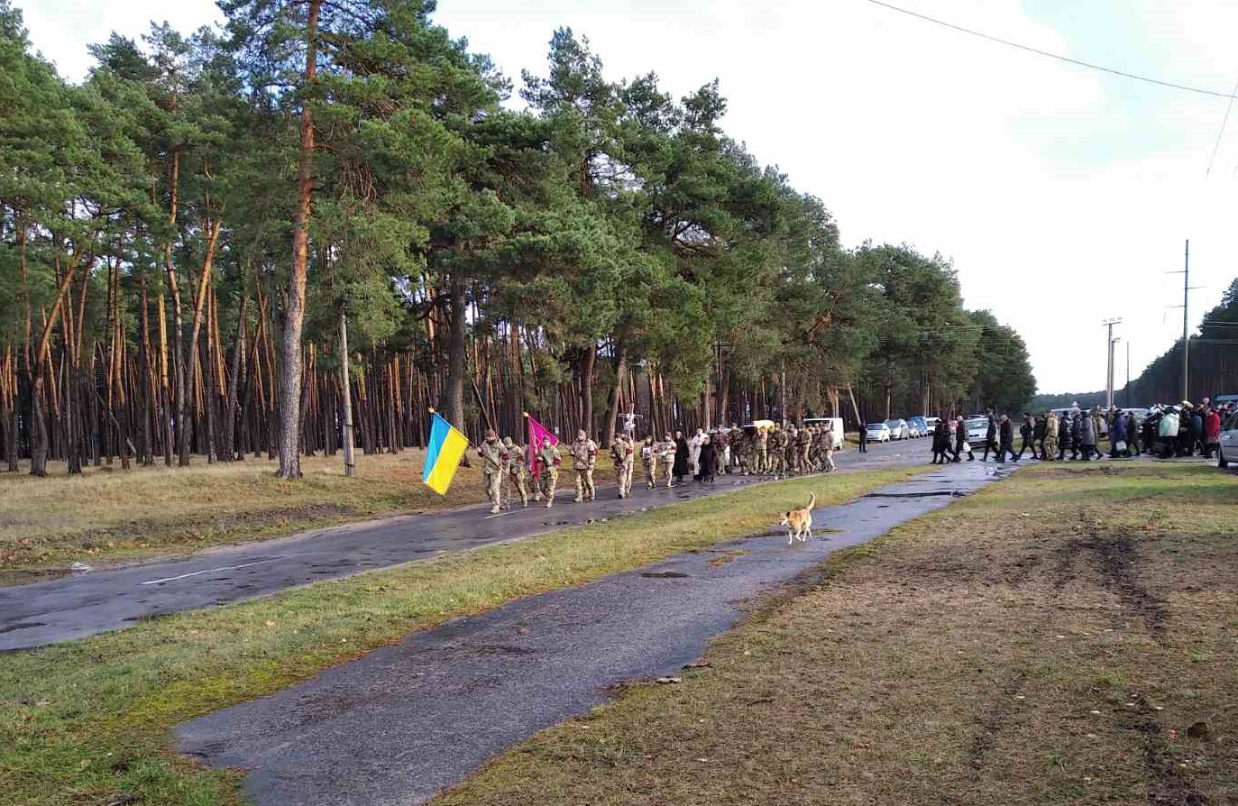 На зображенні може бути: 2 людини, трава, дорога та туман