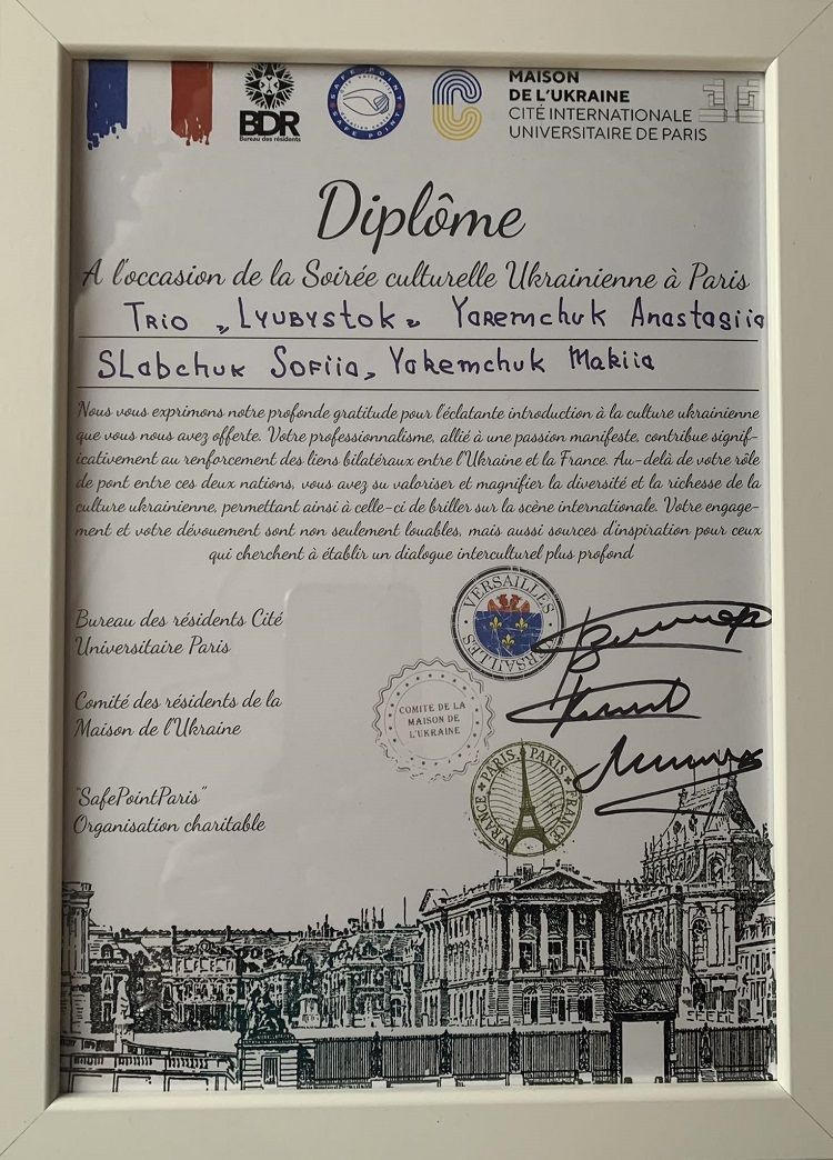 Новини Вінниці - фото з «Їх треба один раз почути». Тріо калинівчанок зачарувало Париж своїми голосами