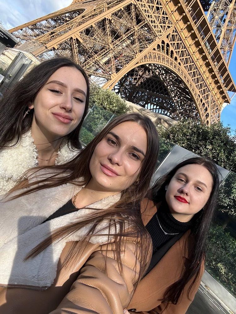 Новини Вінниці - фото з «Їх треба один раз почути». Тріо калинівчанок зачарувало Париж своїми голосами