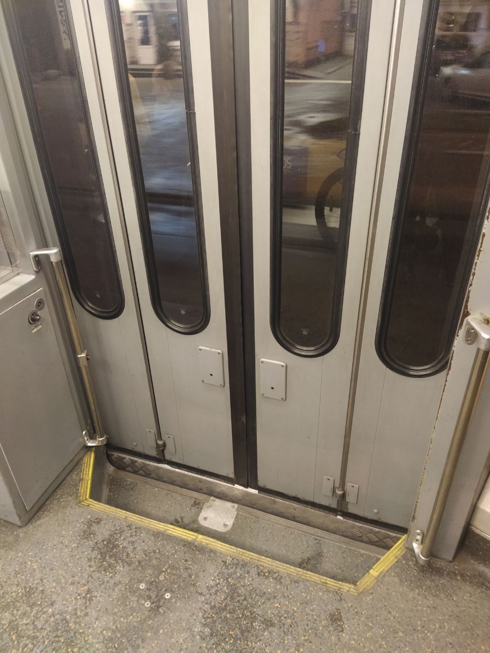 Новини Вінниці - фото з У швейцарських трамваях Tram-2000 демонтували поручні на задніх дверях. Для чого це зробили