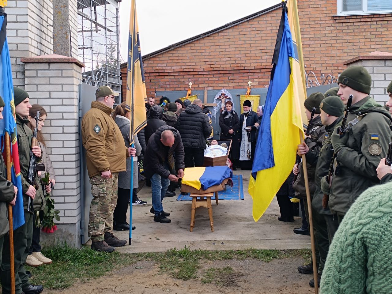 Новини Вінниці - фото з Щойно він прибув додому, сонце вийшло. Попрощалися з 20-річним «азовцем» Олексієм Волинцем