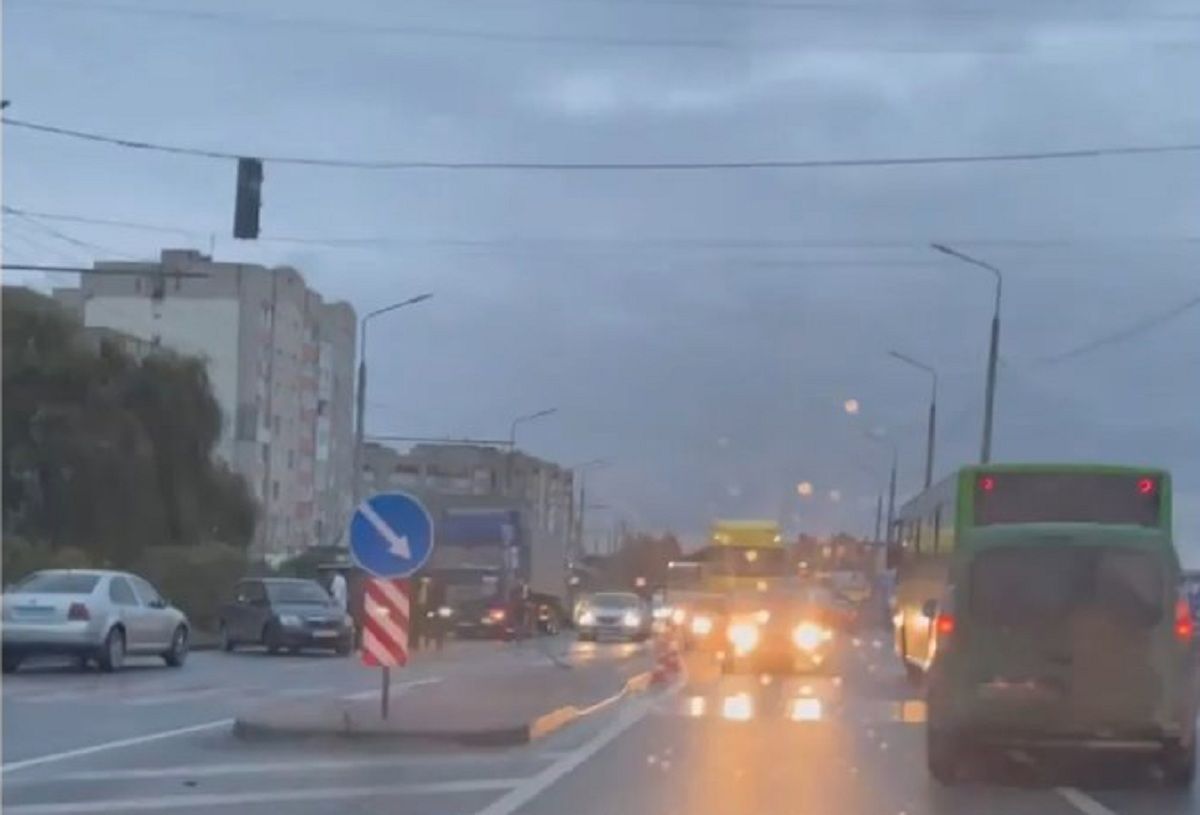 Новини Тернополя - фото з На «Дружбі» Lexus збив 12-річну дівчинку: дитину забрали до лікарні