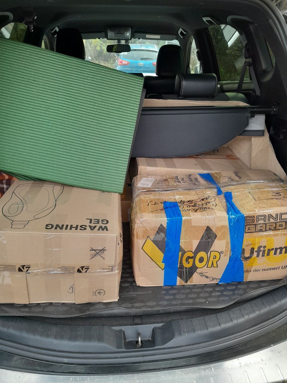 Новини Тернополя - фото з Заради Перемоги: переселенці на Тернопільщині виготовляють окопні свічки з вторсировини