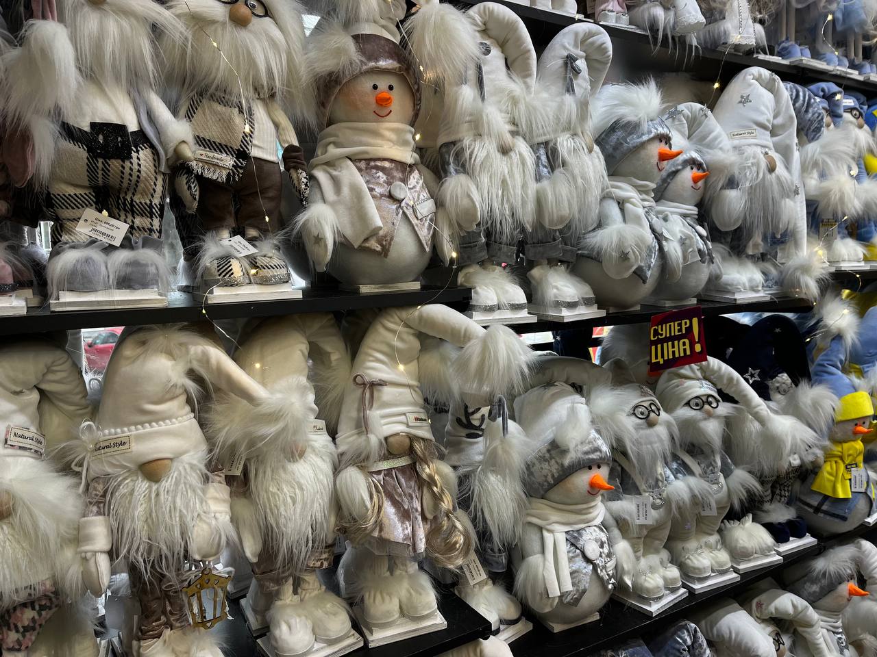 Новини Тернополя - фото з Гірлянди до 2000 гривень, а іграшки по 150: де дешевше та вигідніше купити новорічні прикраси