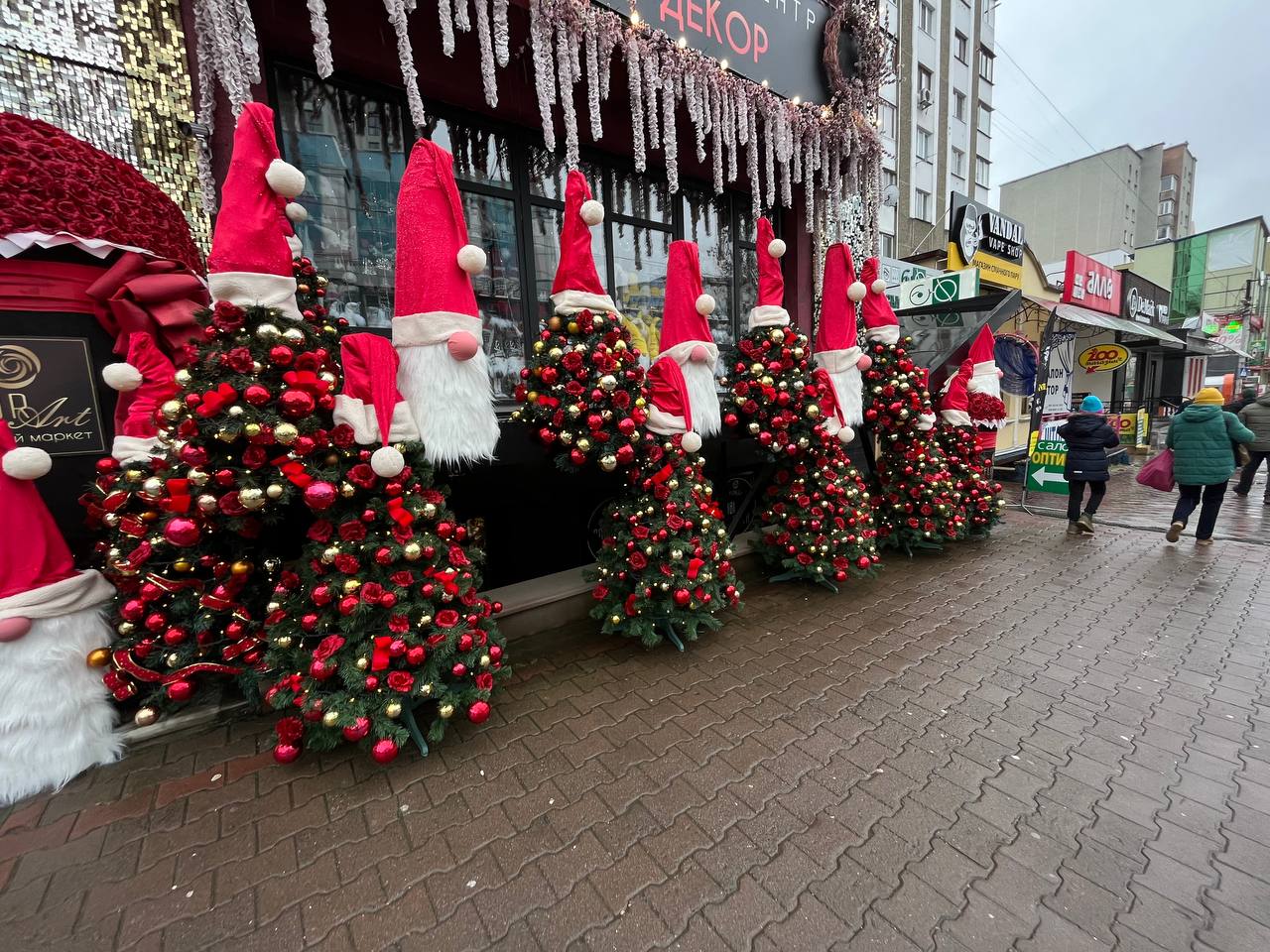 Новини Тернополя - фото з Гірлянди до 2000 гривень, а іграшки по 150: де дешевше та вигідніше купити новорічні прикраси