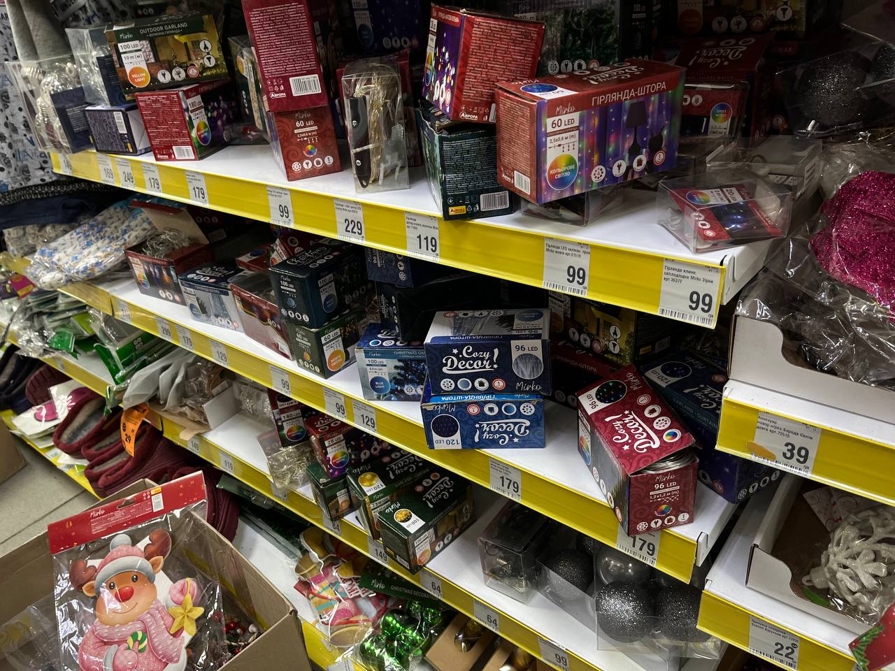Новини Тернополя - фото з Гірлянди до 2000 гривень, а іграшки по 150: де дешевше та вигідніше купити новорічні прикраси