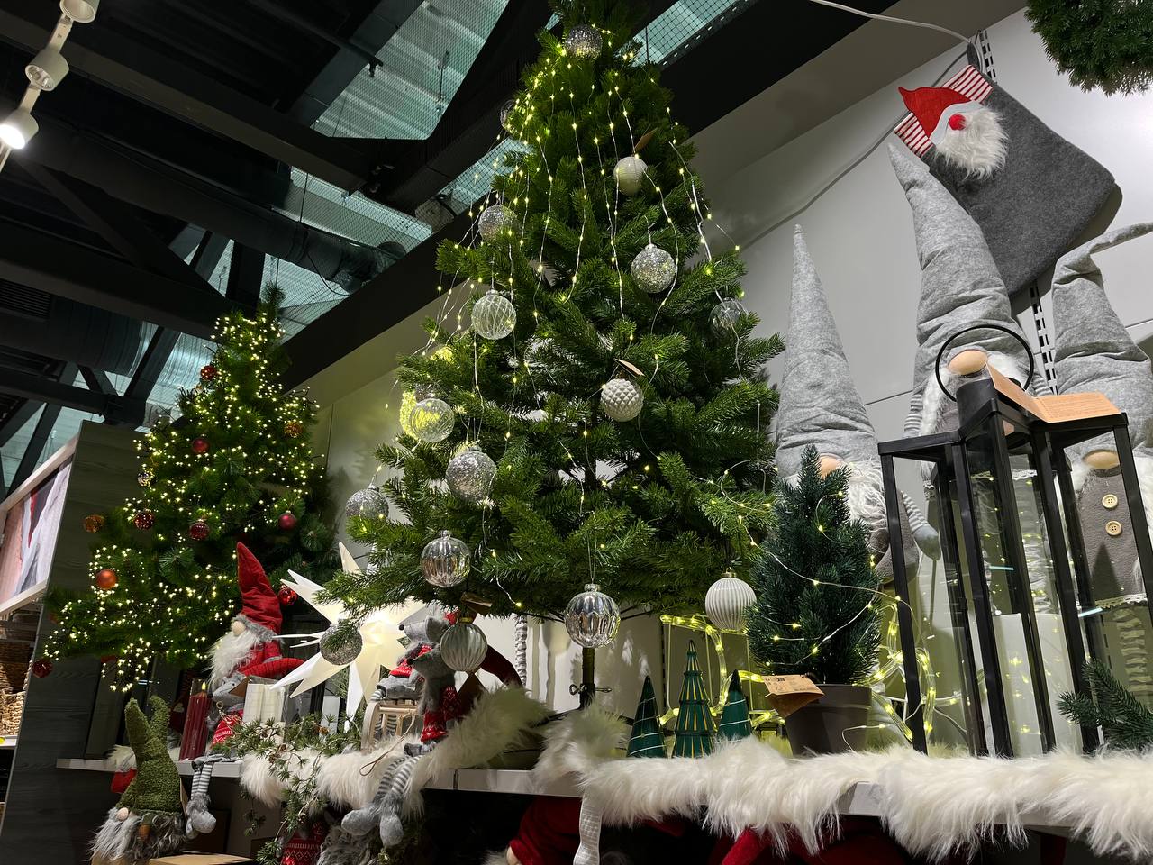 Новини Тернополя - фото з Гірлянди до 2000 гривень, а іграшки по 150: де дешевше та вигідніше купити новорічні прикраси