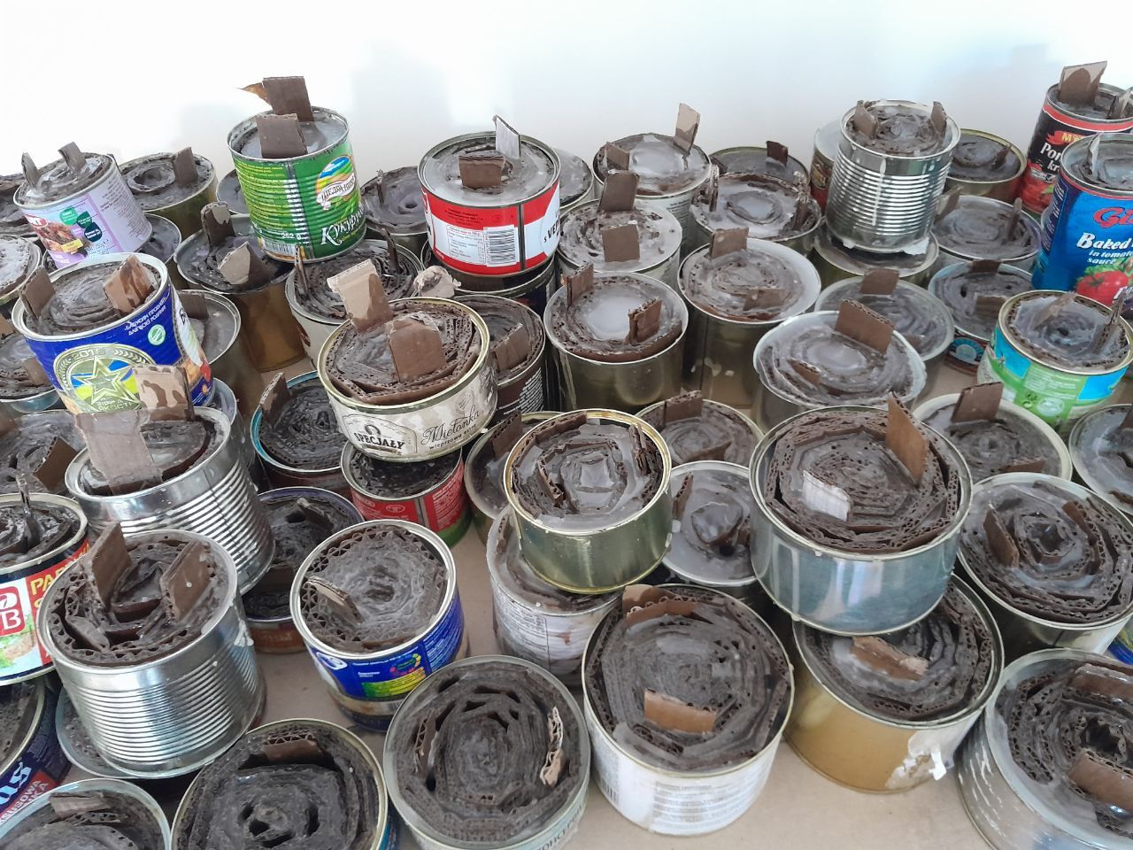 Новини Тернополя - фото з Заради Перемоги: переселенці на Тернопільщині виготовляють окопні свічки з вторсировини