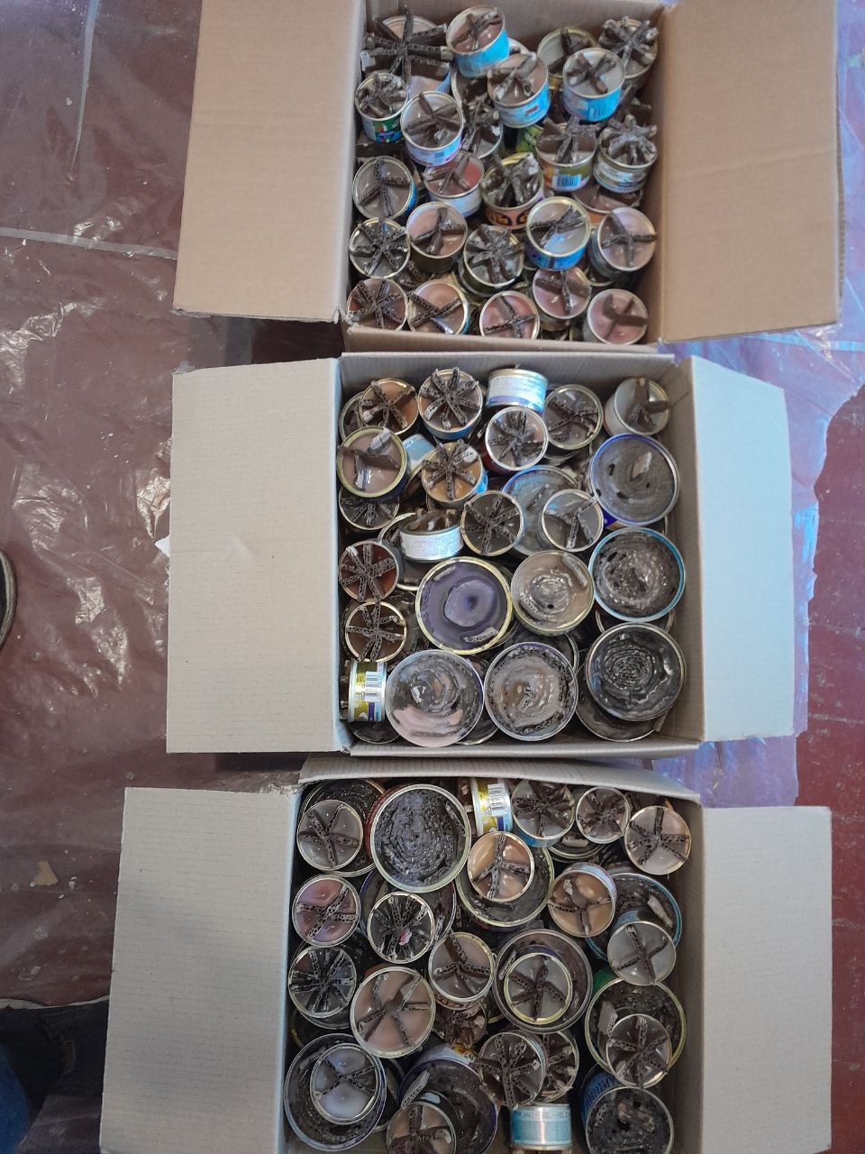 Новини Тернополя - фото з Заради Перемоги: переселенці на Тернопільщині виготовляють окопні свічки з вторсировини